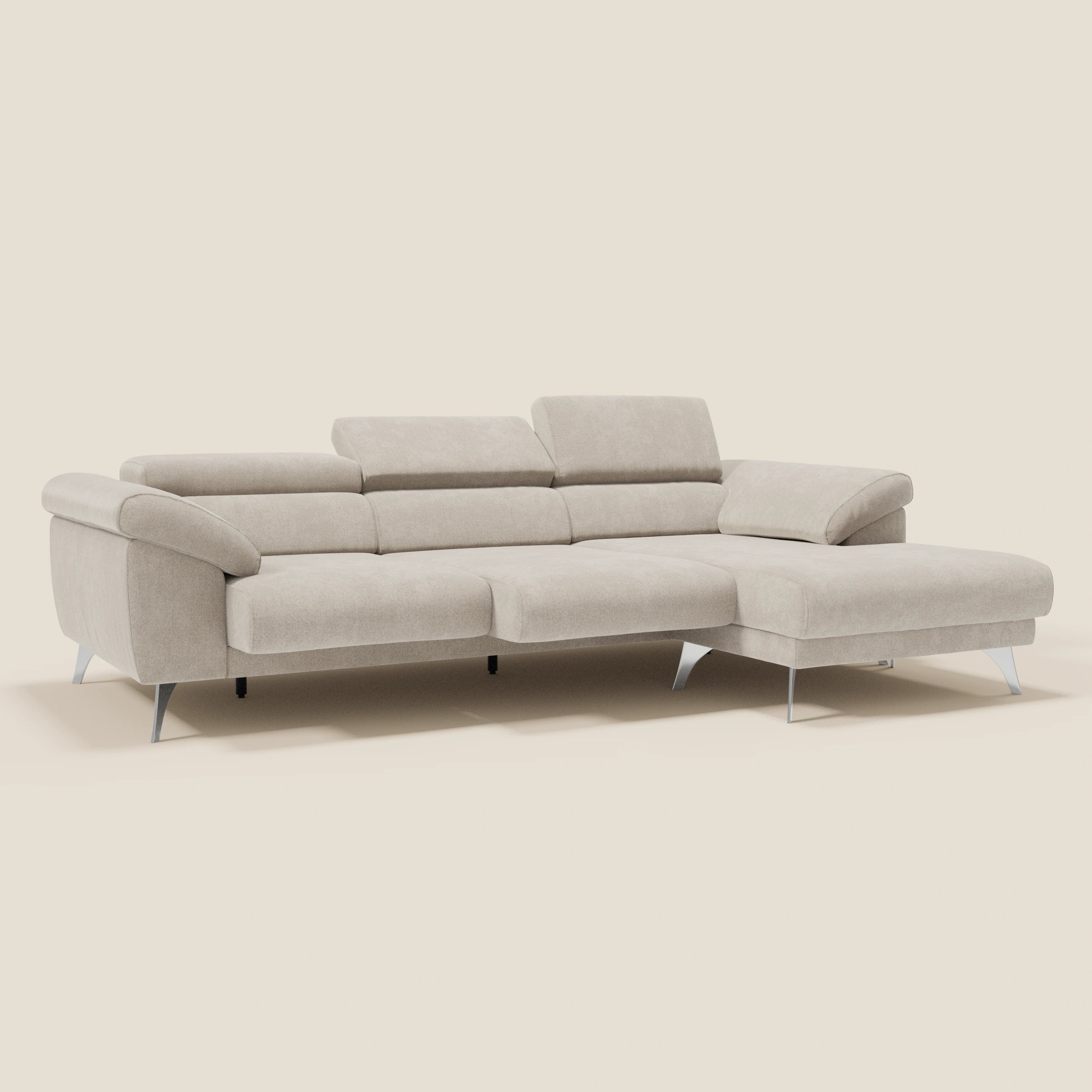 Il divano angolare Donatello di Divani.Store è caratterizzato da sedute scorrevoli, braccioli contenitore, poggiatesta regolabili, tessuto morbido smacchiabile T23 panna e una chaise lounge a destra per un comfort personalizzabile e uno stile moderno.