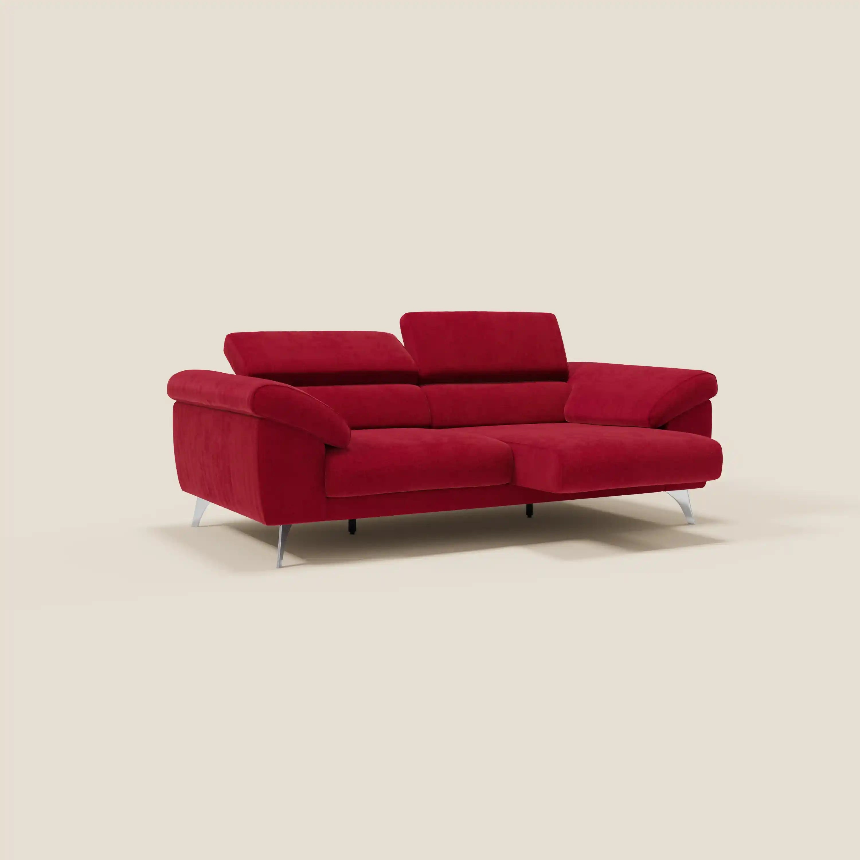 Il divano contemporaneo Donatello di Divani.Store in T23 bordeaux, con sedute allungabili, braccioli contenitore, poggiatesta reclinabile e tessuto smacchiabile, è inserito in uno sfondo beige tinta unita per un look di comfort intelligente.