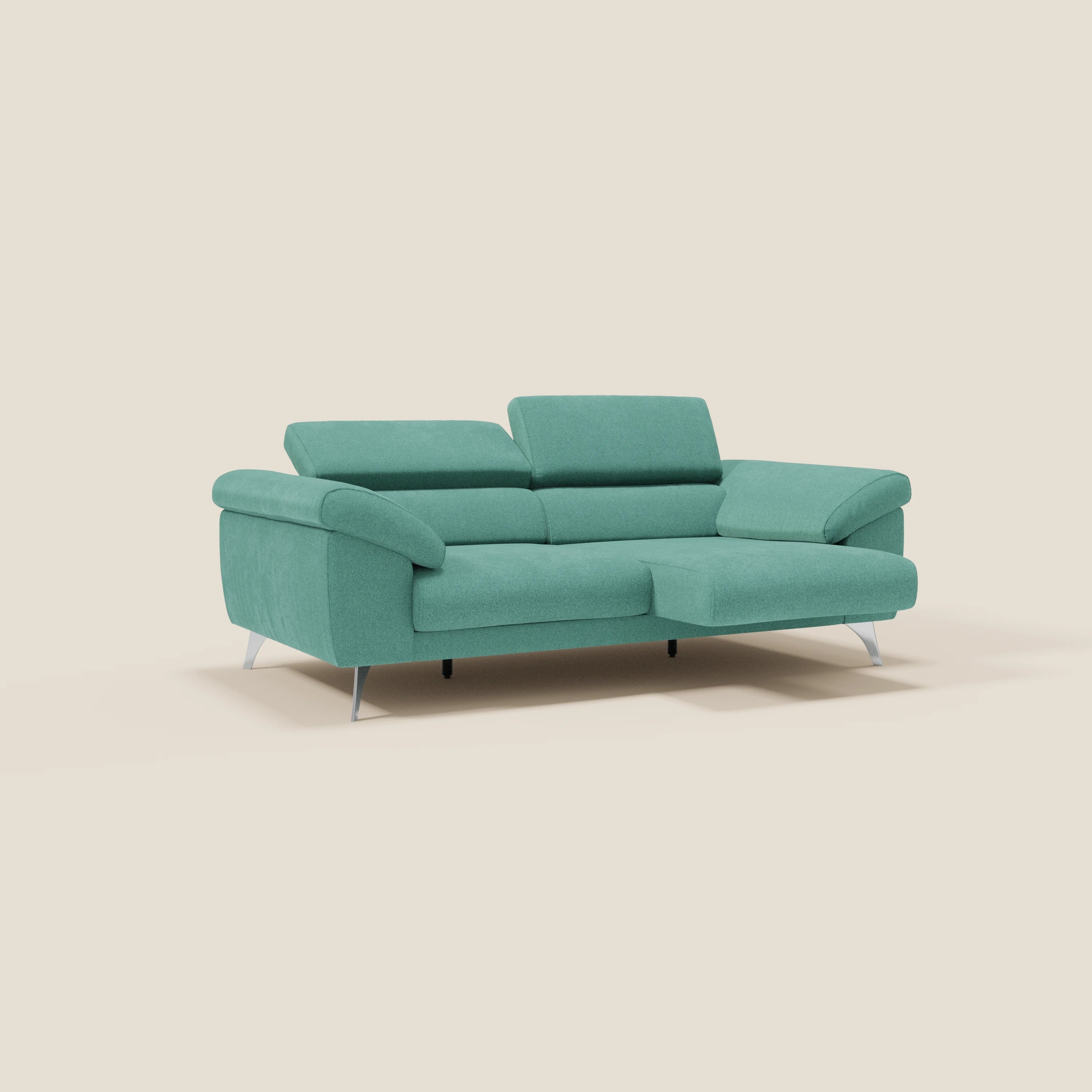 Il divano Donatello di Divani.Store in smacchiabile T23 verde acqua è caratterizzato da sedute allungabili, braccioli contenitore, poggiatesta reclinabili e chaise lounge sul lato destro. Le moderne gambe in metallo e i braccioli arrotondati completano il suo elegante design italiano.