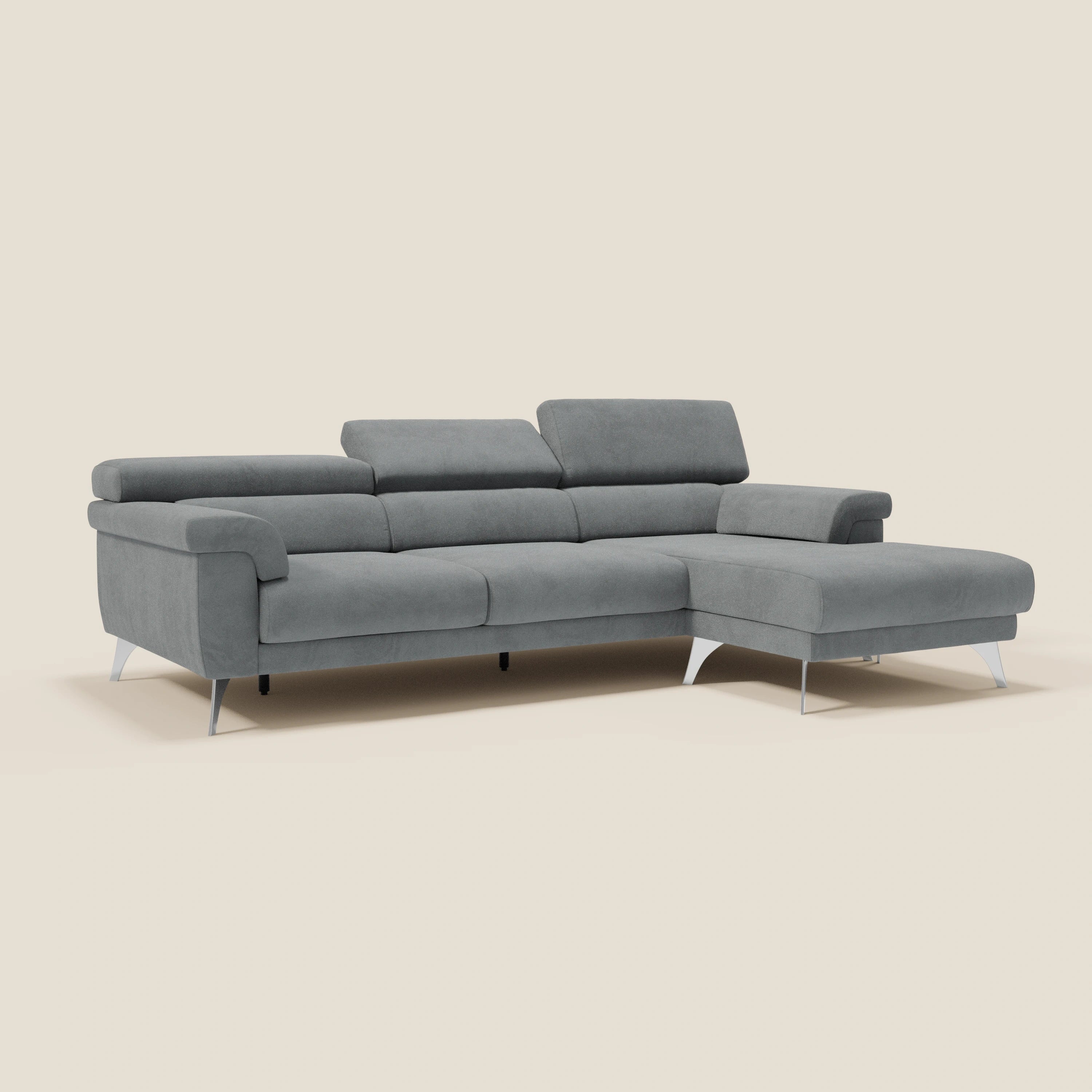 Il divano angolare Raffaello di Divani.Store è caratterizzato da sedute scorrevoli, poggiatesta regolabili, ampi braccioli, gambe in metallo, chaise lounge a destra ed è disponibile in microfibra smacchiabile T11 grigio. Qui presentato su uno sfondo beige chiaro.