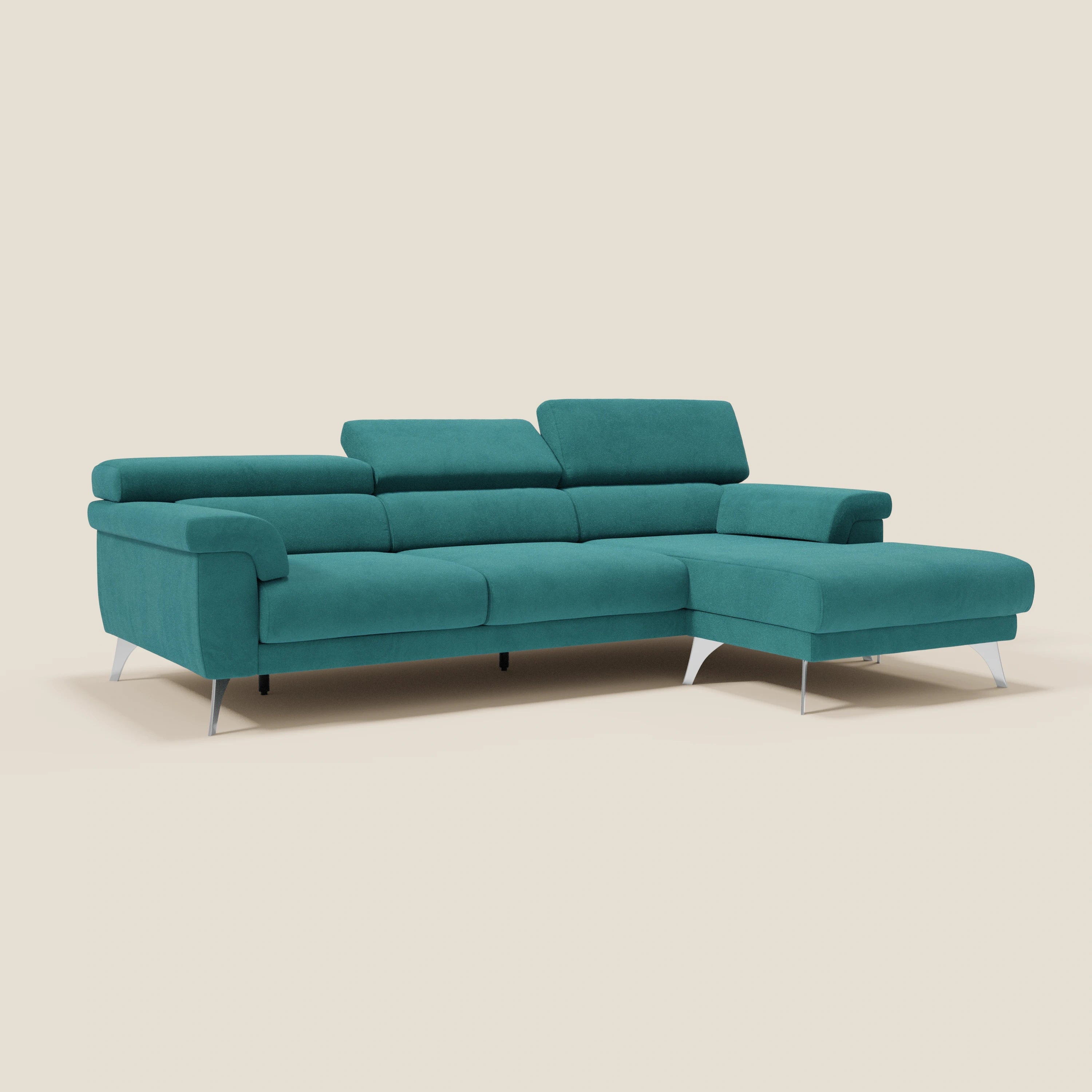 Il divano angolare Raffaello di Divani.Store è caratterizzato da sedute scorrevoli, poggiatesta regolabili, chaise lounge a destra e gambe eleganti in metallo. Rivestito in microfibra smacchiabile T11 petrolio, su sfondo beige chiaro.