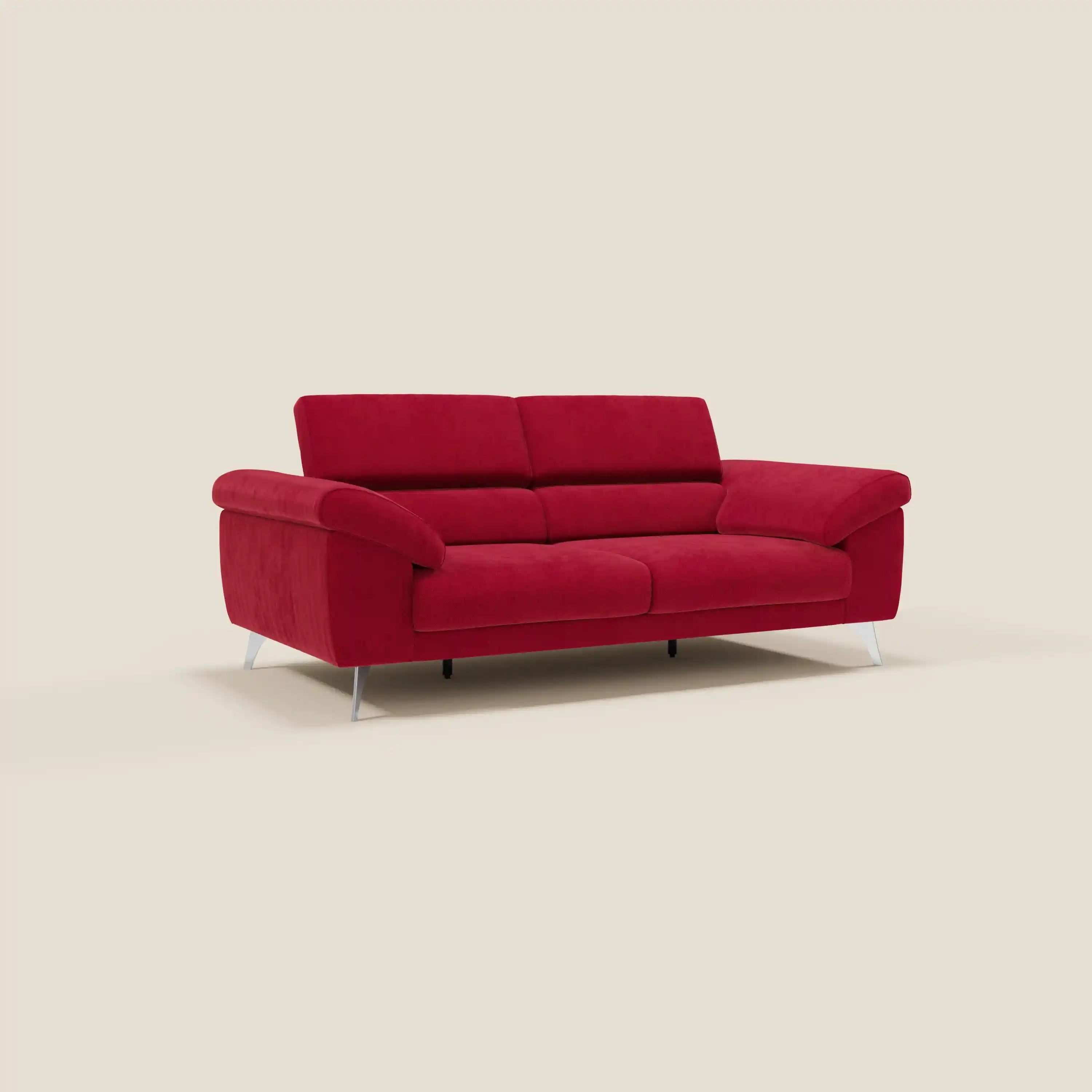 Divano Donatello con sedute allungabili, braccioli contenitore e poggiatesta reclinabili in tessuto smacchiabile T23 bordeaux di Divani.Store spicca su sfondo beige chiaro, esaltando il suo stile moderno e funzionale.