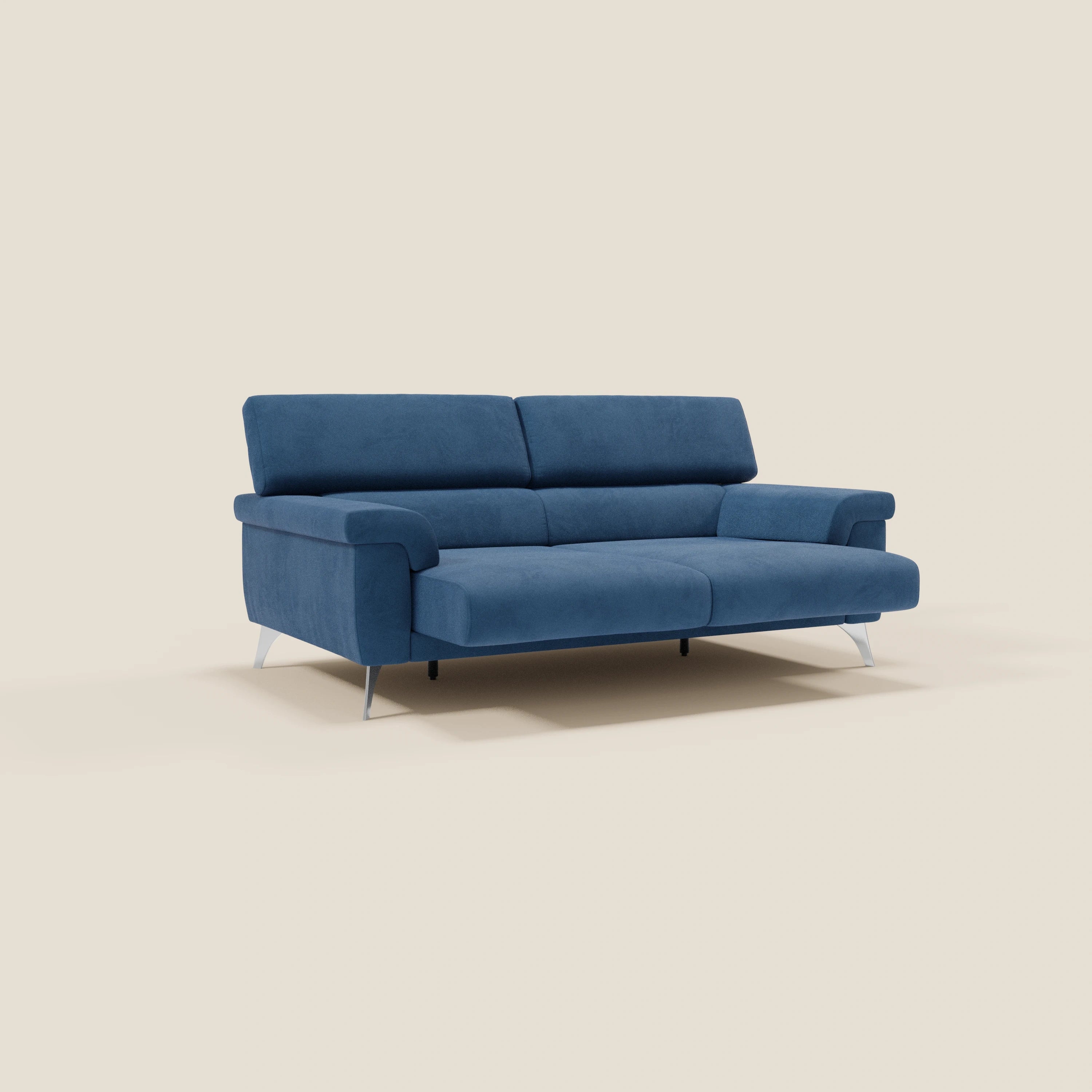 Il divano Raffaello con sedute allungabili e poggiatesta reclinabili in microfibra smacchiabile T11 blu di Divani.Store è un divano moderno per tre persone di colore blu, dalle linee eleganti, con gambe in metallo angolate e comfort regolabile, presentato su uno sfondo beige tinta unita.