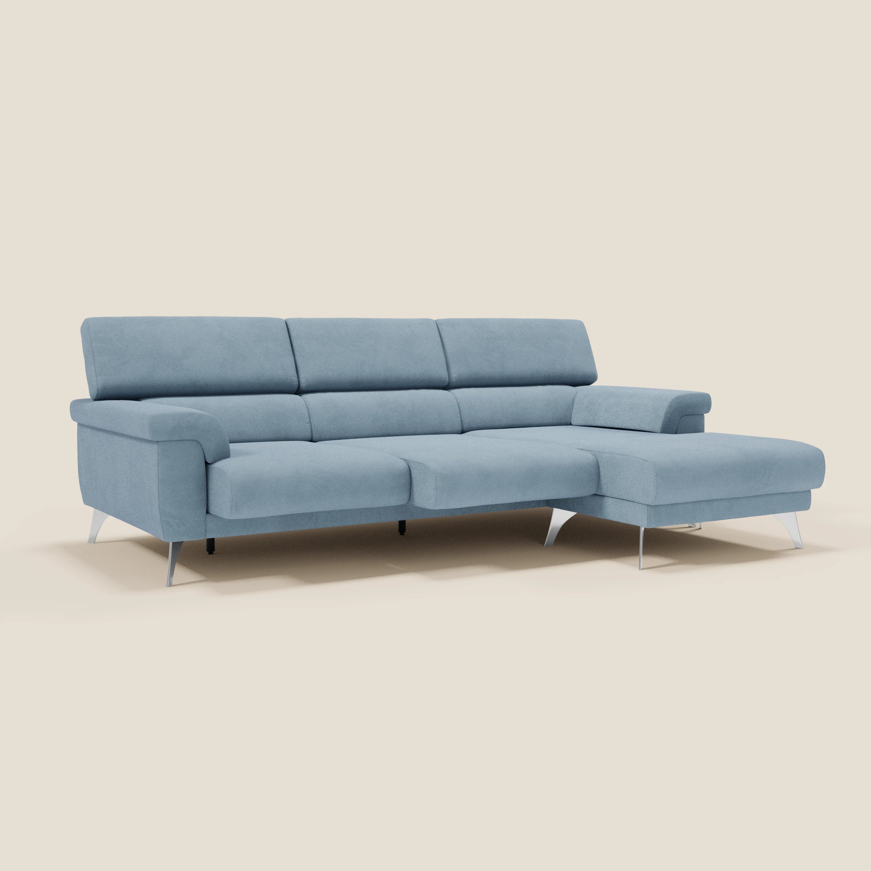 Il divano angolare Raffaello di Divani.Store è dotato di tre posti, una chaise longue a destra, gambe angolari in metallo, schienale basso con imbottitura in microfibra T11 "carta da zucchero", sedute scorrevoli e poggiatesta regolabili.