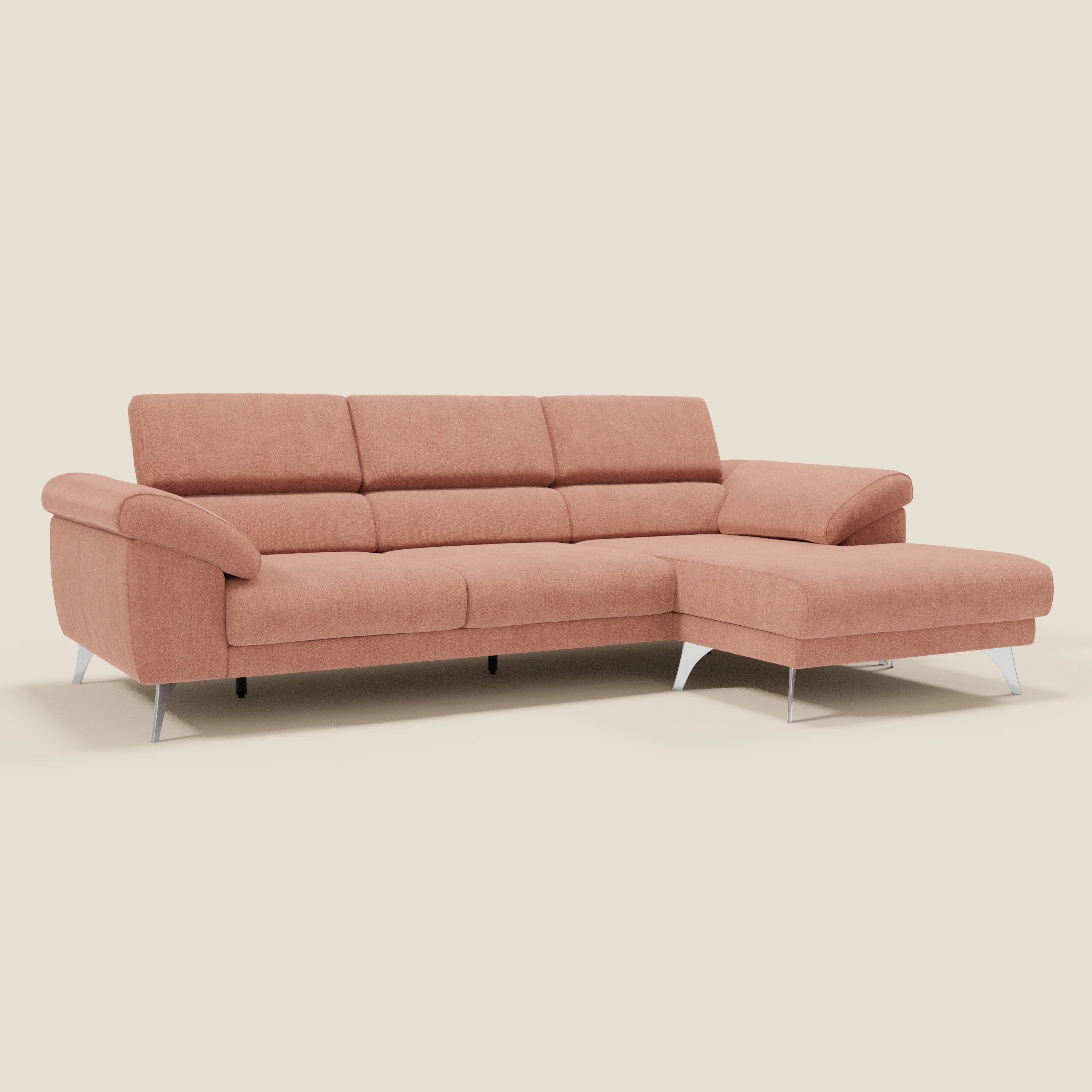 Il divano angolare Donatello di Divani.Store è caratterizzato da sedute scorrevoli, braccioli contenitore, poggiatesta e morbido tessuto smacchiabile T23 pesca, con eleganti gambe argentate e una chaise lounge destra penisola reversibile.
