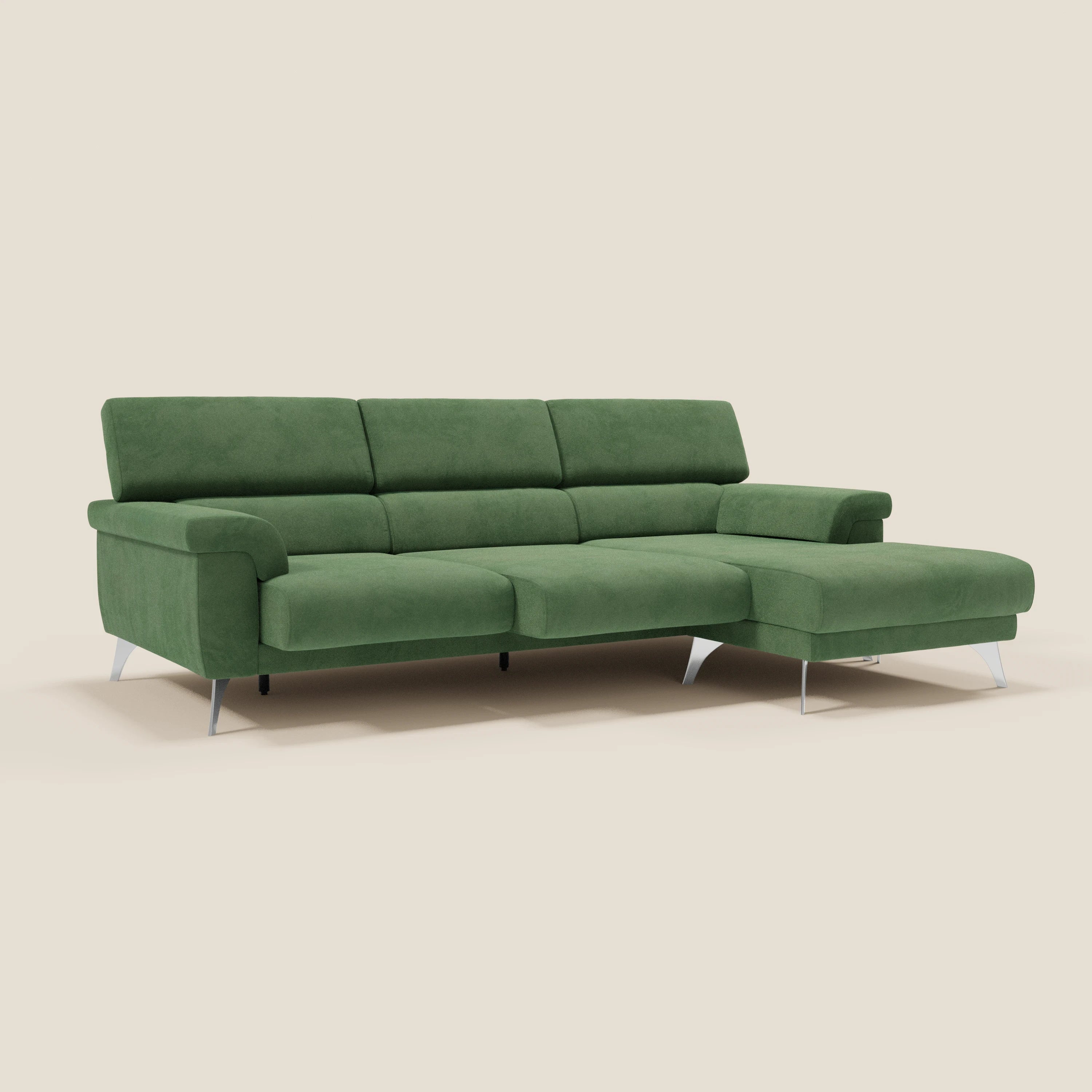Il divano angolare Raffaello di Divani.Store, rivestito in microfibra verde antimacchia T11, è caratterizzato da tre sedute scorrevoli, poggiatesta regolabili, chaise lounge sul lato destro e sottili gambe in metallo su sfondo beige.
