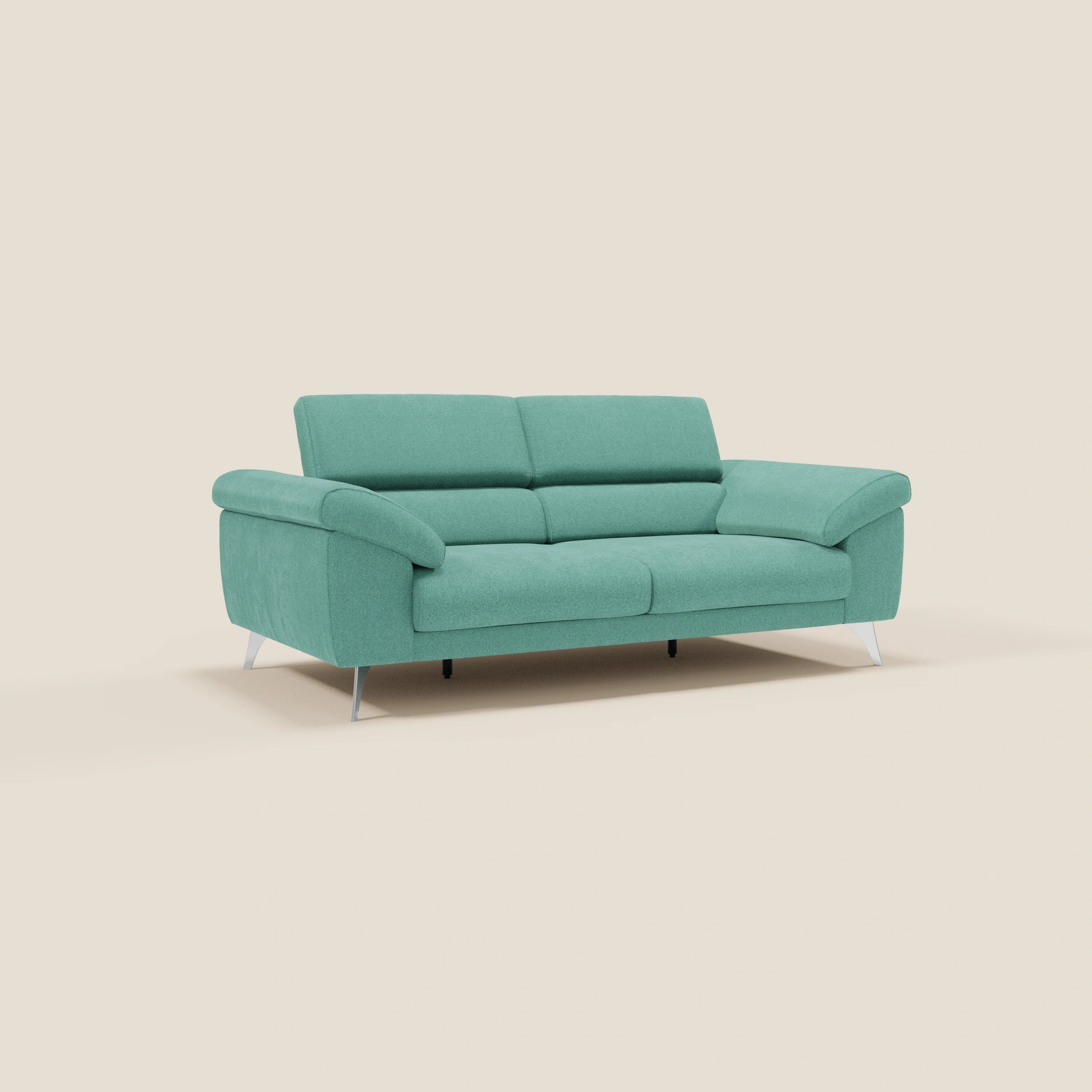 Il divano Donatello di Divani.Store è caratterizzato da sedute allungabili, braccioli contenitori e poggiatesta reclinabili in tessuto T23 verde acqua, facile da pulire, che fonde comfort moderno e semplicità su uno sfondo beige.