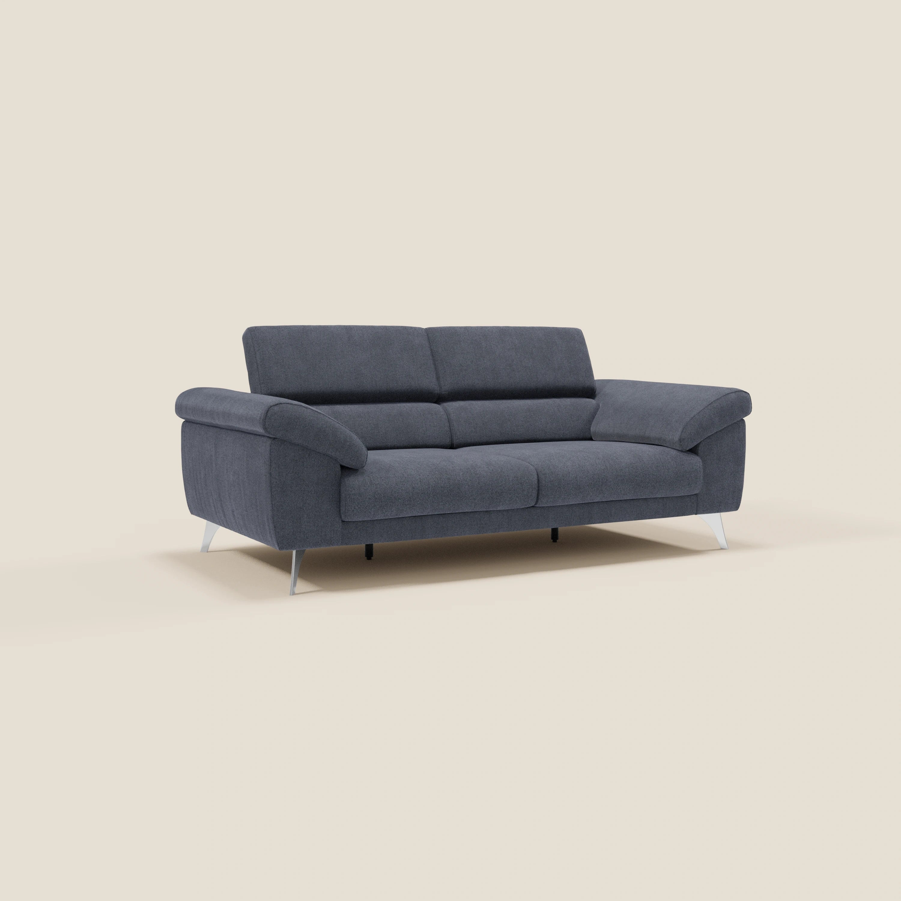 Il divano moderno Donatello di Divani.Store in smacchiabile T23 blu ardesia è caratterizzato da sedute allungabili, braccioli contenitori e poggiatesta reclinabili: perfetto per due o tre persone e progettato con uno stile minimalista e contemporaneo.