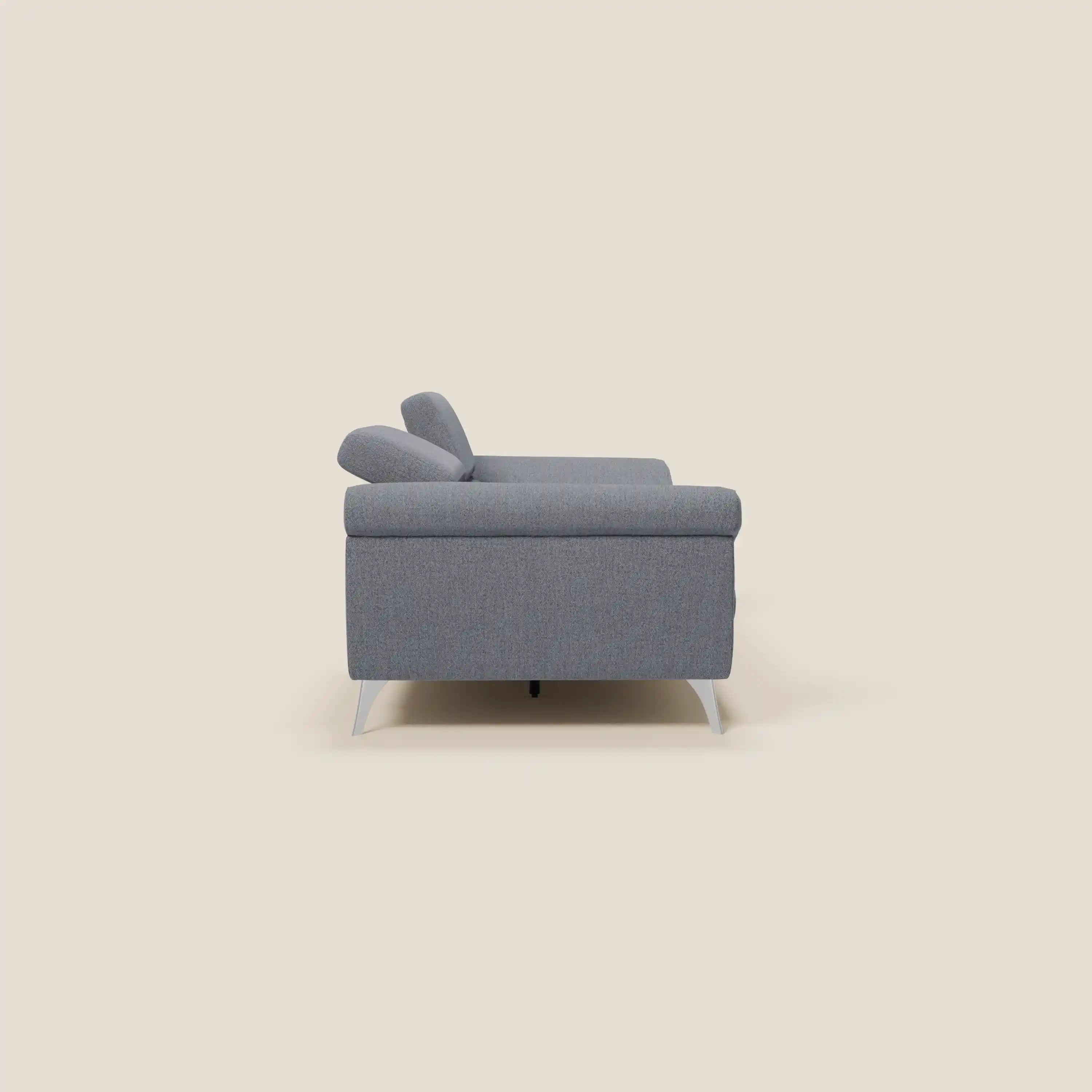 Vista laterale del divano Donatello di Divani.Store, in tessuto smacchiabile T23 blu grafite, dalle linee pulite, con gambe in metallo angolate, braccioli contenitore e poggiatesta reclinabili, dove il comfort incontra il design minimalista contemporaneo.