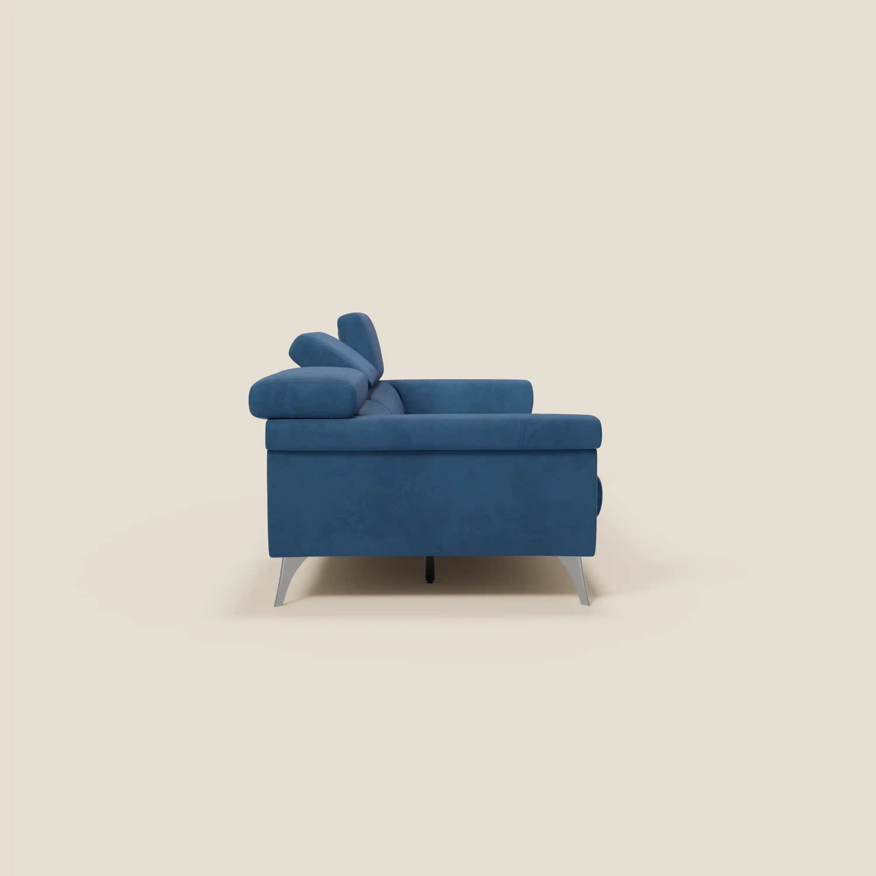 Divano moderno Raffaello blu di Divani.Store con 3 sedute allungabili e poggiatesta reclinabili in microfibra antimacchia T11, cuscini in feltro, gambe in metallo, raffigurato lateralmente su sfondo beige in un design minimalista.