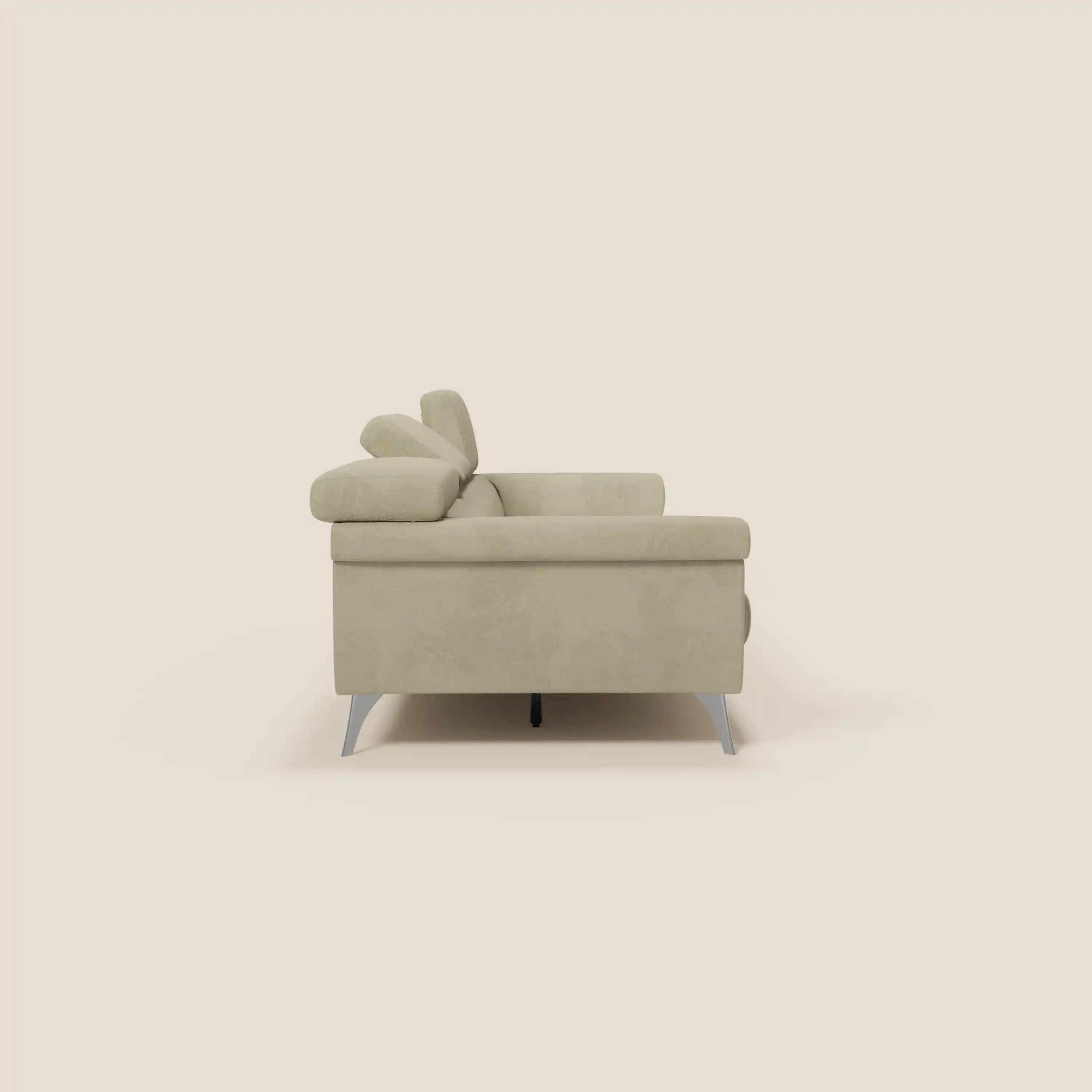 Un divano Raffaello beige di Divani.Store è mostrato di lato. Con 3 sedute allungabili, poggiatesta reclinabili e smacchiabile in microfibra T11, questo divano minimalista coniuga qualità artigianale e design moderno.