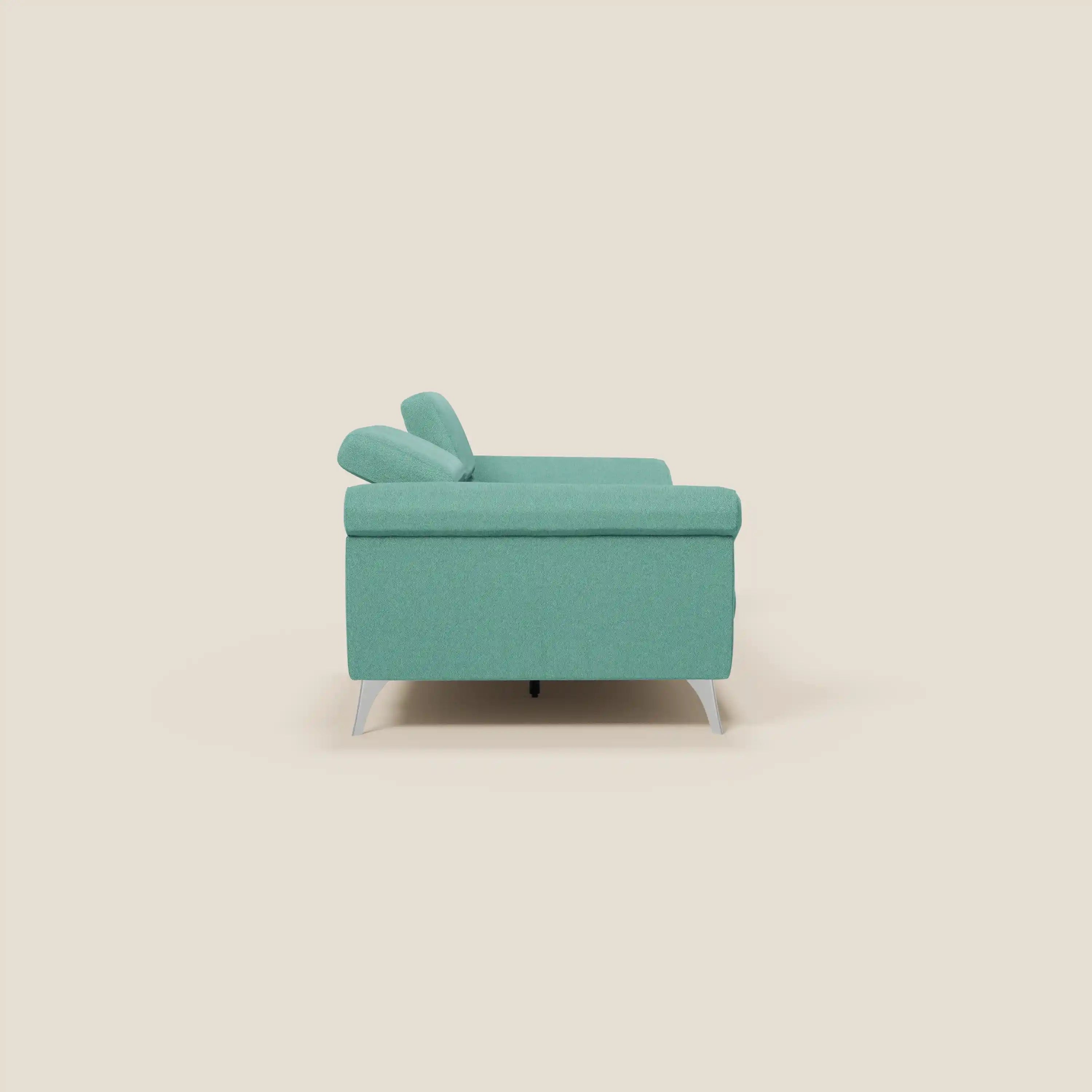Il divano Donatello di Divani.Store, presentato in tessuto verde acqua T23 su sfondo beige, è caratterizzato da sedute allungabili, braccioli contenitori, poggiatesta reclinabili e gambe angolari in metallo per un look moderno e minimalista.
