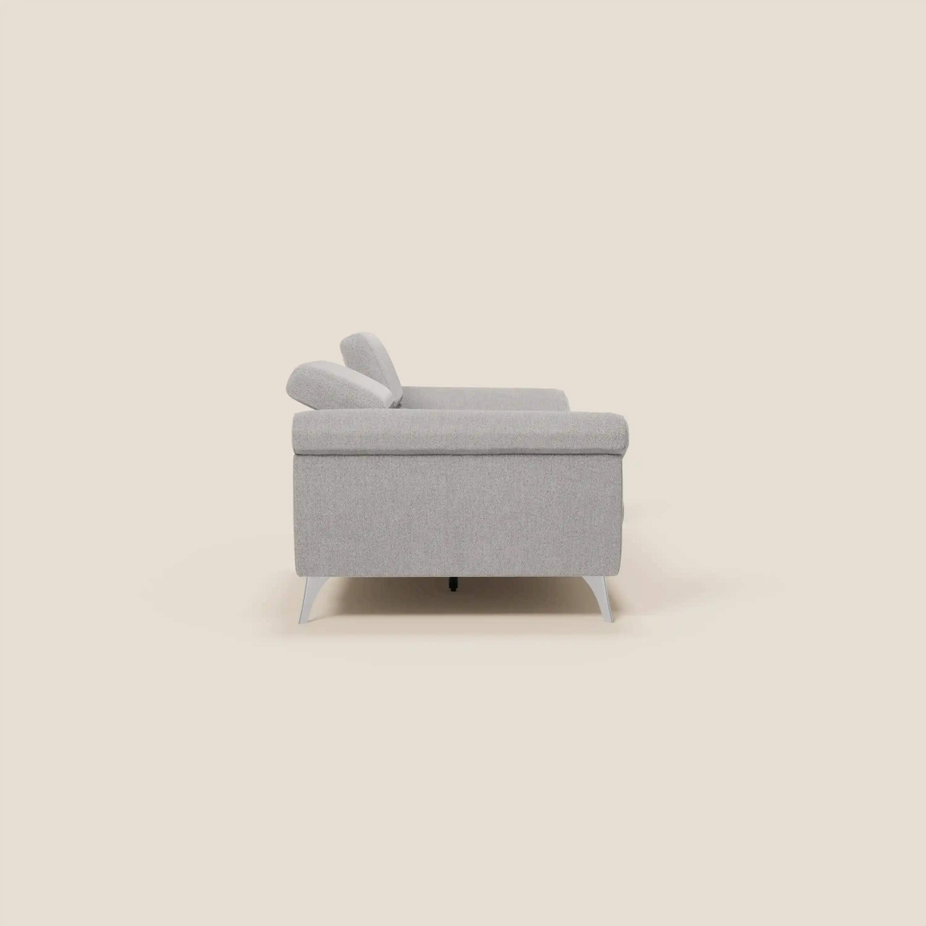 Il divano Donatello con sedute allungabili, braccioli contenitore e poggiatesta reclinabili in tessuto smacchiabile T23 grigio di Divani.Store è mostrato lateralmente, evidenziando il suo design moderno e il massimo comfort.