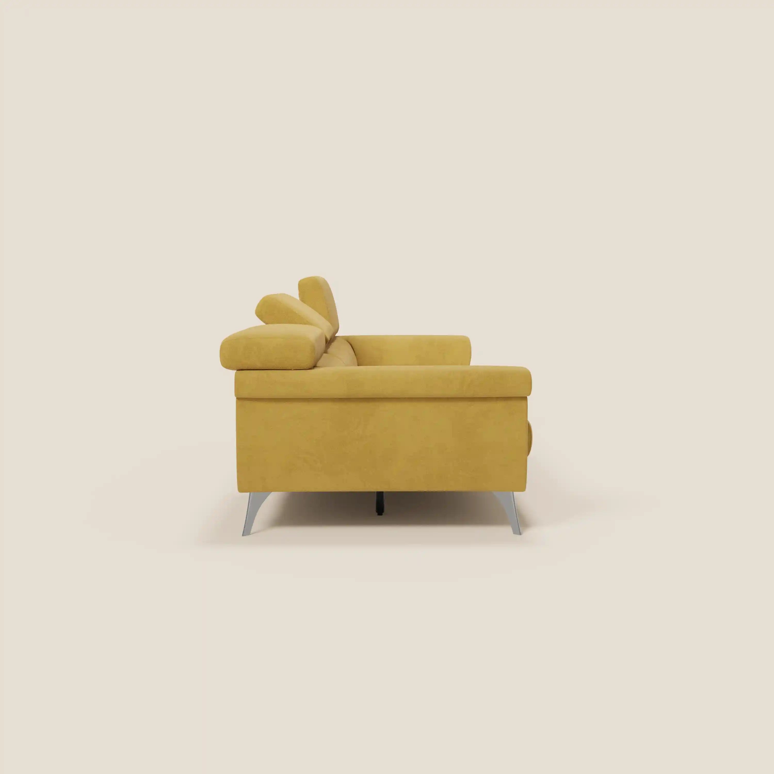 Il moderno divano Raffaello giallo di Divani.Store, con 3 sedute allungabili e poggiatesta reclinabili in microfibra T11 antimacchia, mette in mostra la qualità italiana e il design minimalista con gambe metalliche angolate su uno sfondo crema chiaro.