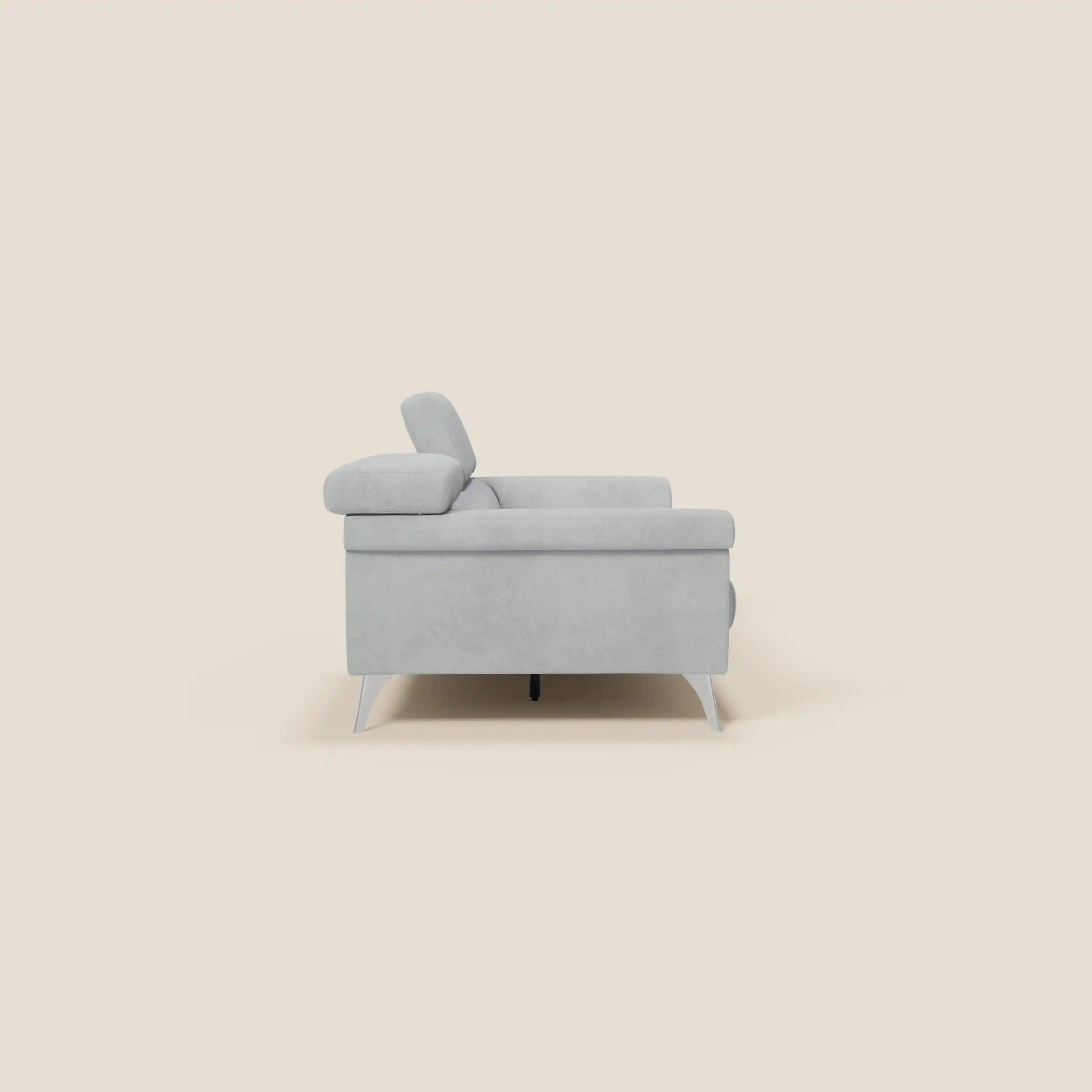 Il divano Raffaello con sedute allungabili e poggiatesta reclinabili in microfibra smacchiabile T11 grigio chiaro di Divani.Store è presentato lateralmente e mette in evidenza le sue linee minimaliste, lo schienale basso, il bracciolo singolo e le gambe angolate.