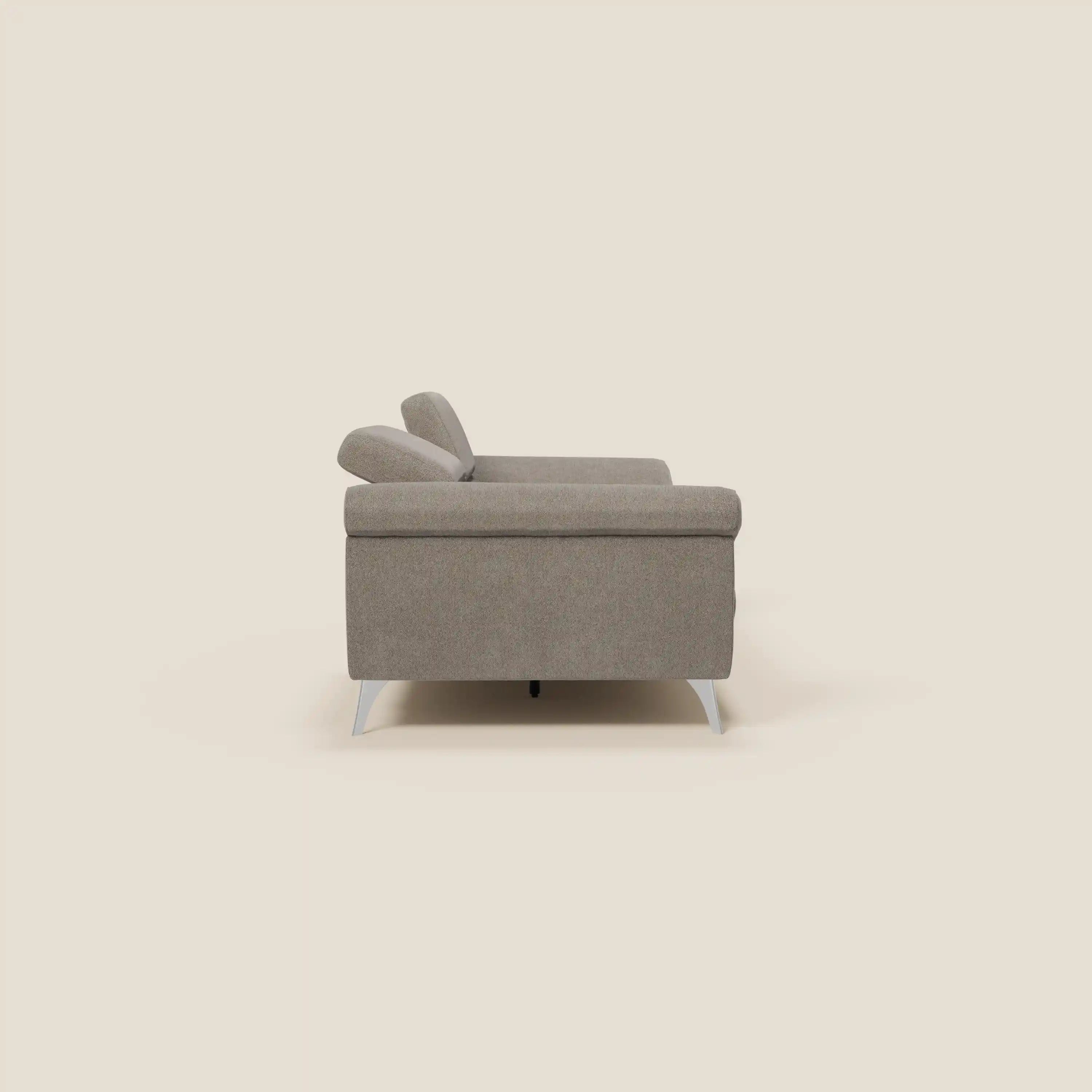 Divano Donatello con sedute allungabili, braccioli contenitore e poggiatesta reclinabili in tessuto smacchiabile T23 talpa di Divani.Store, visto di lato: linee pulite e dettagli moderni su sfondo beige per stile e comfort contemporanei.