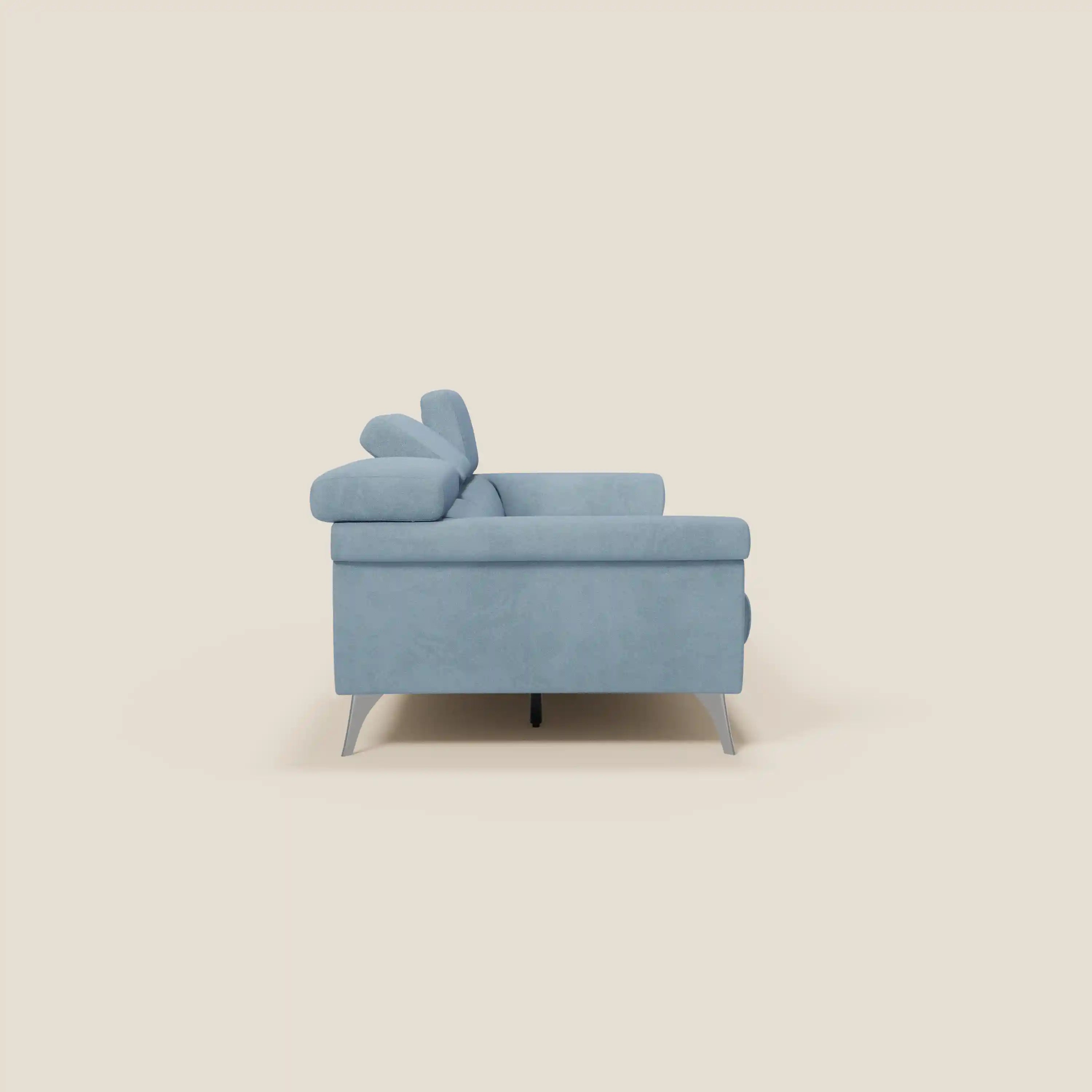 Elegante divano Raffaello di Divani.Store, di colore azzurro, con 3 sedute allungabili, poggiatesta reclinabili e gambe angolari in metallo smacchiabile T11 microfibra, presentato lateralmente su sfondo beige. Stile minimalista e contemporaneo.