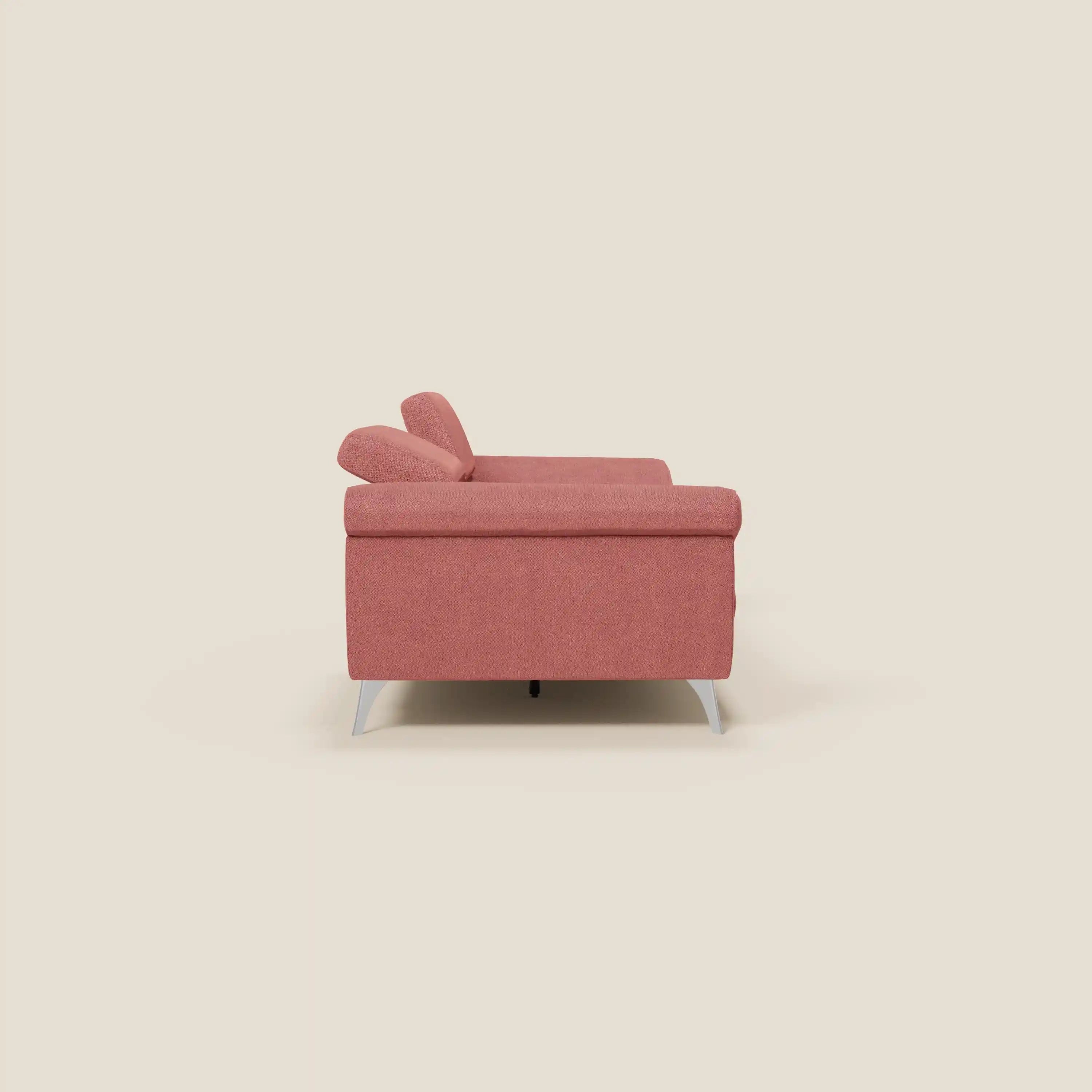 Il divano Donatello con sedute allungabili di Divani.Store, in tessuto smacchiabile T23 rosso ciliegia, è mostrato di profilo su sfondo beige chiaro, con braccioli contenitore e poggiatesta reclinabili per un'eleganza minimalista moderna.