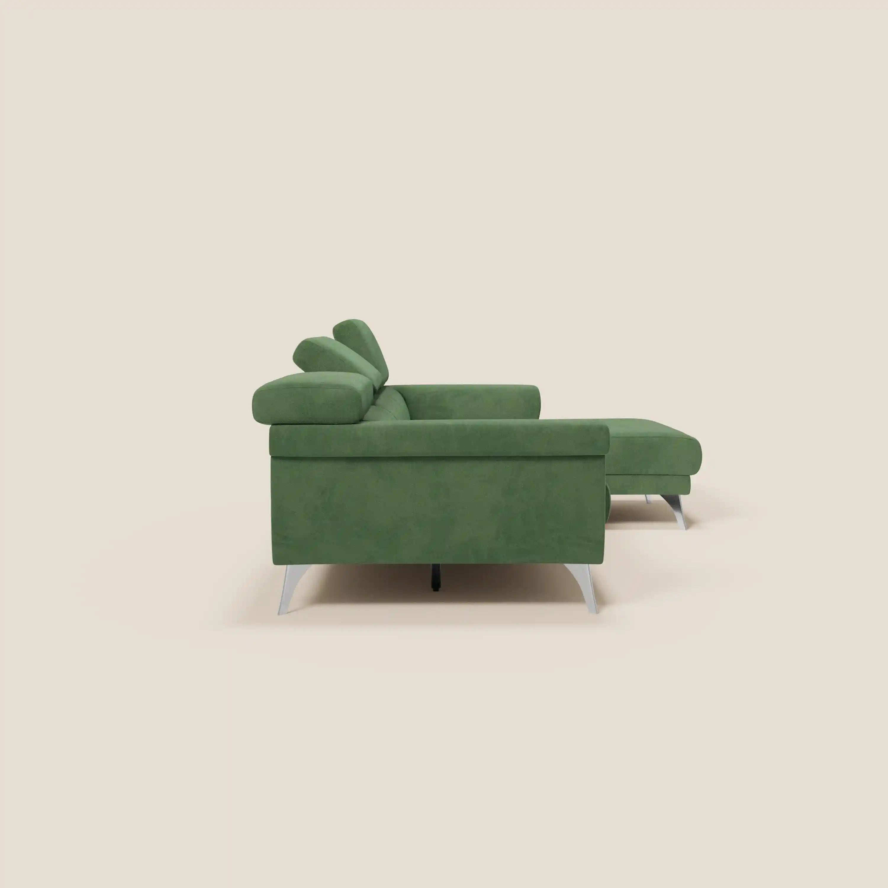 Il divano angolare Raffaello di Divani.Store, in microfibra smacchiabile T11 verde, presenta sedute scorrevoli e poggiatesta regolabili. Mostrato di lato con chaise longue destra e linee moderne su gambe argentate contro sfondo beige.