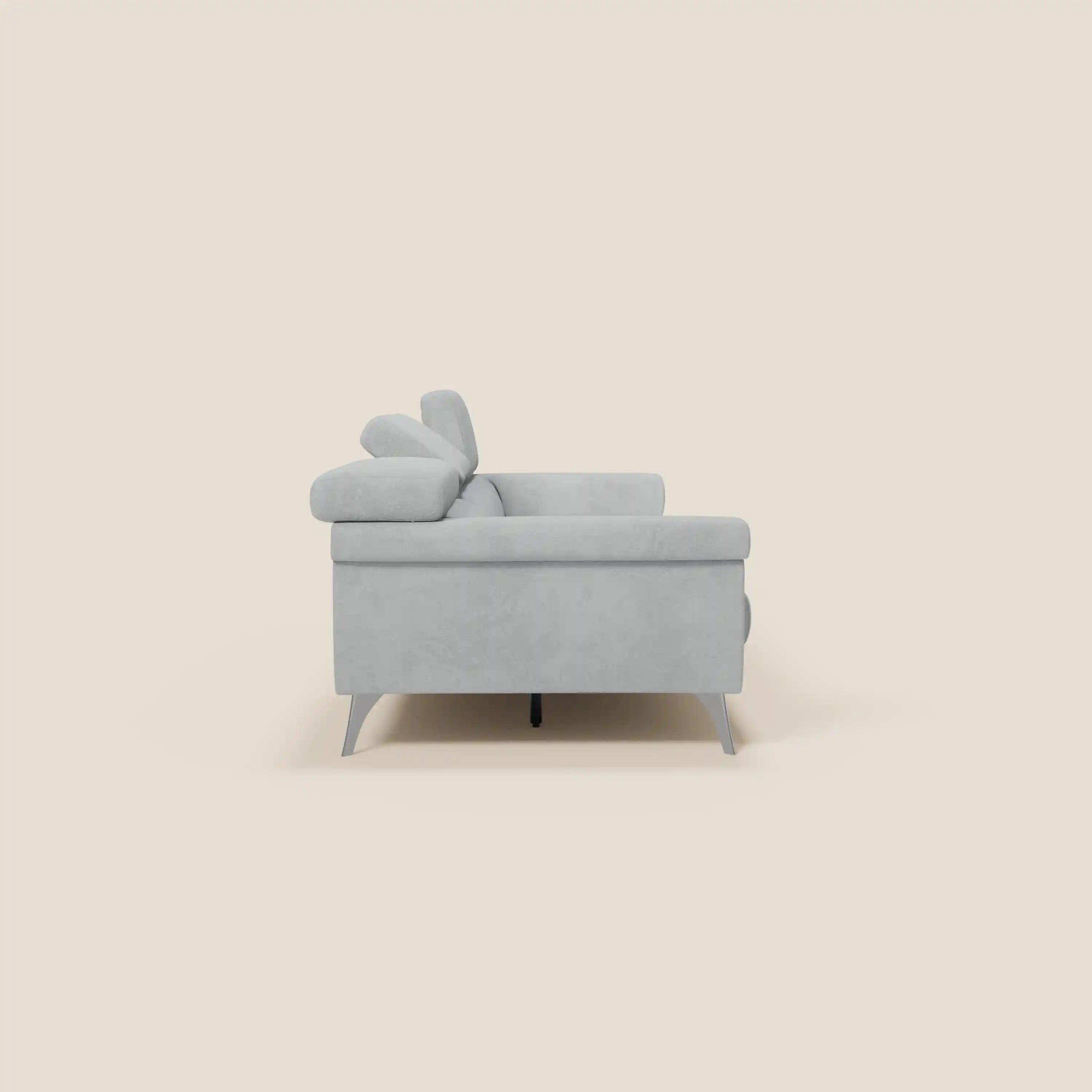 Il divano Raffaello con 3 sedute allungabili e poggiatesta reclinabili in microfibra smacchiabile T11 grigio chiaro di Divani.Store è caratterizzato da un design moderno con gambe metalliche angolate e cuscini in feltro, visto di lato su uno sfondo bianco sporco.