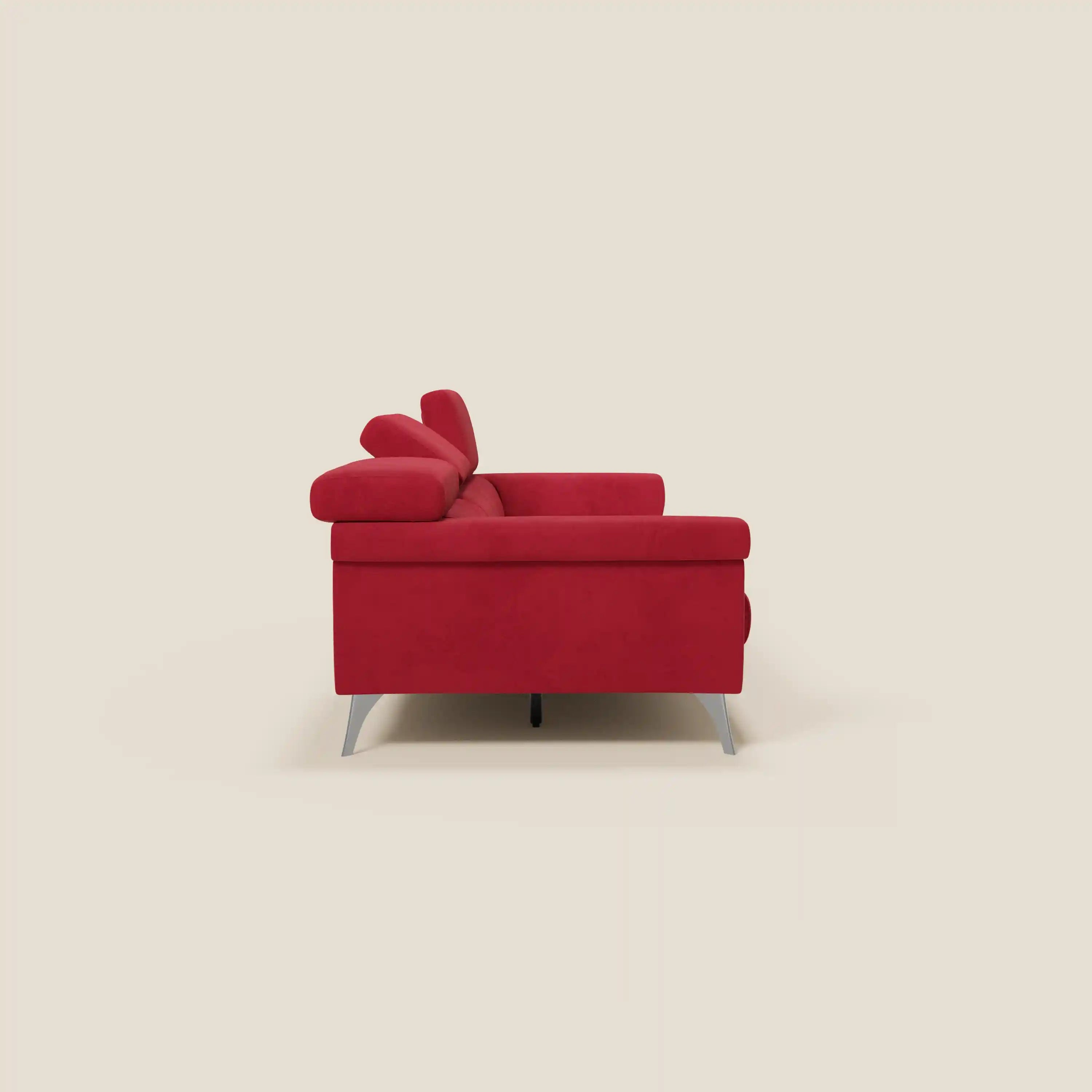Vista laterale del divano Raffaello rosso di Divani.Store, caratterizzato da 3 sedute allungabili e poggiatesta regolabili in microfibra T11 antimacchia, gambe in metallo e design minimalista su sfondo beige. Prodotto in Italia.