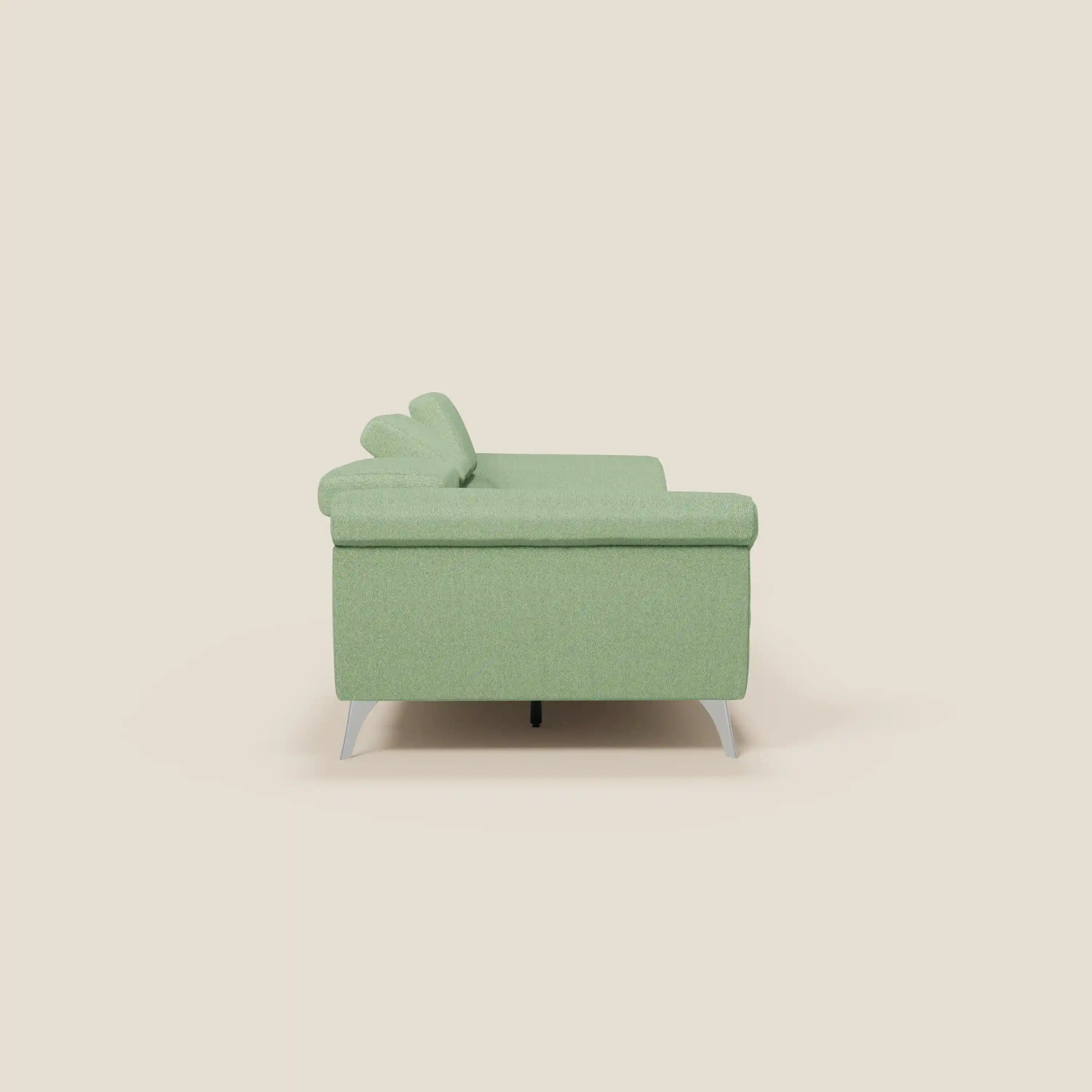Il divano Donatello di Divani.Store, presentato in tessuto antimacchia T23 color menta, è dotato di 3 sedute estensibili, braccioli contenitori e poggiatesta reclinabili. Il suo design moderno combina linee pulite e stile minimalista su uno sfondo beige.