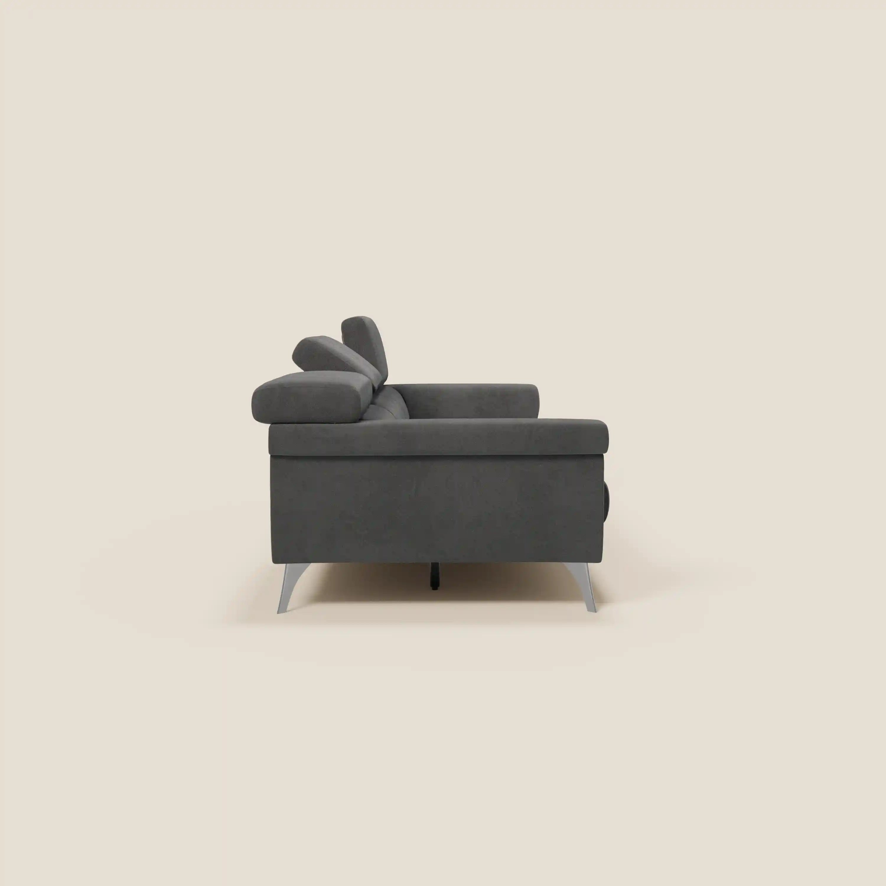 Vista laterale del divano Raffaello di Divani.Store, con 3 sedute allungabili, poggiatesta reclinabili e microfibra nera T11 antimacchia. Il design elegante e le gambe in metallo si stagliano su uno sfondo bianco sporco.