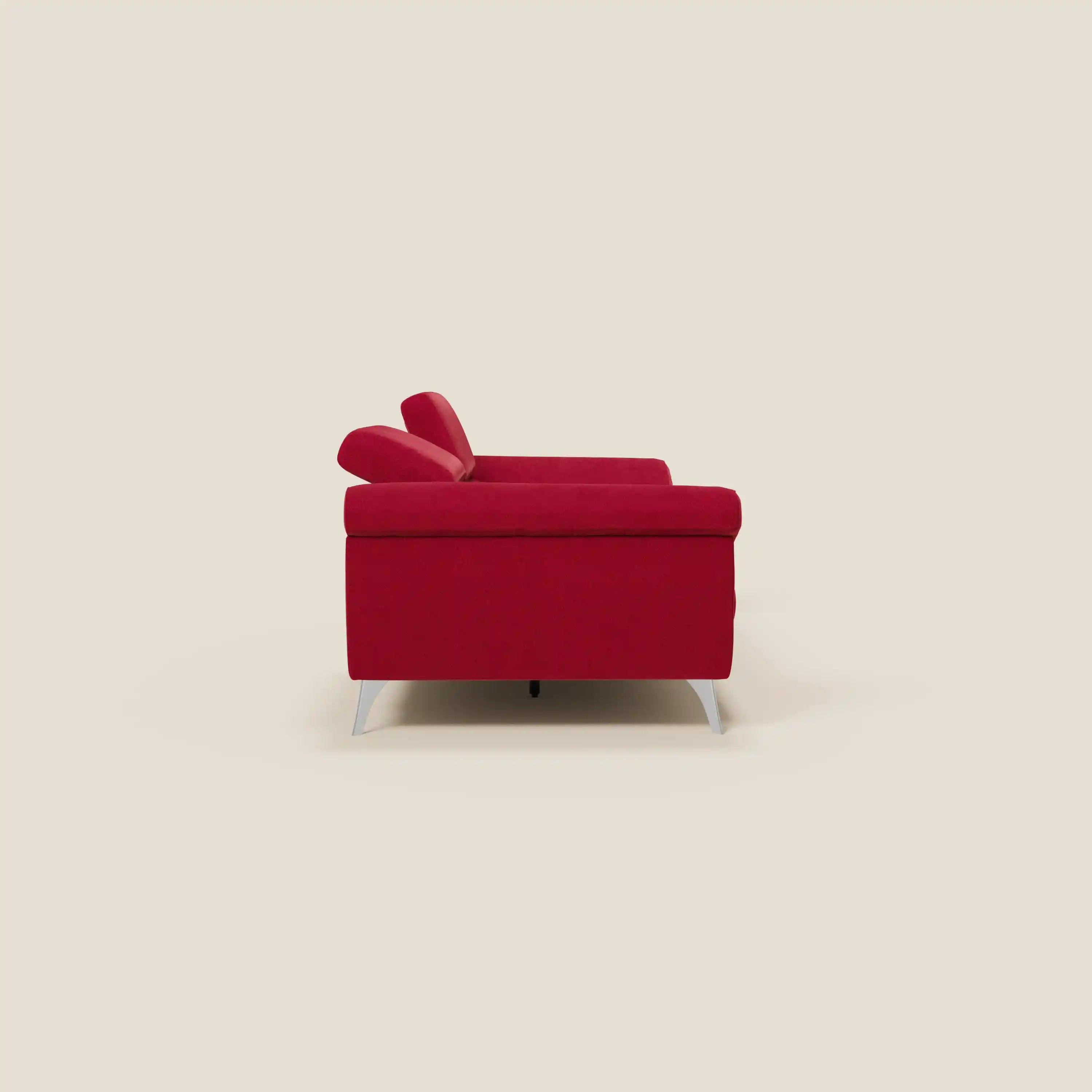 Il divano Donatello di Divani.Store, presentato lateralmente su sfondo beige, è caratterizzato da sedute allungabili, braccioli contenitore, poggiatesta reclinabili e tessuto smacchiabile T23 bordeaux per un look moderno e un comfort intelligente.