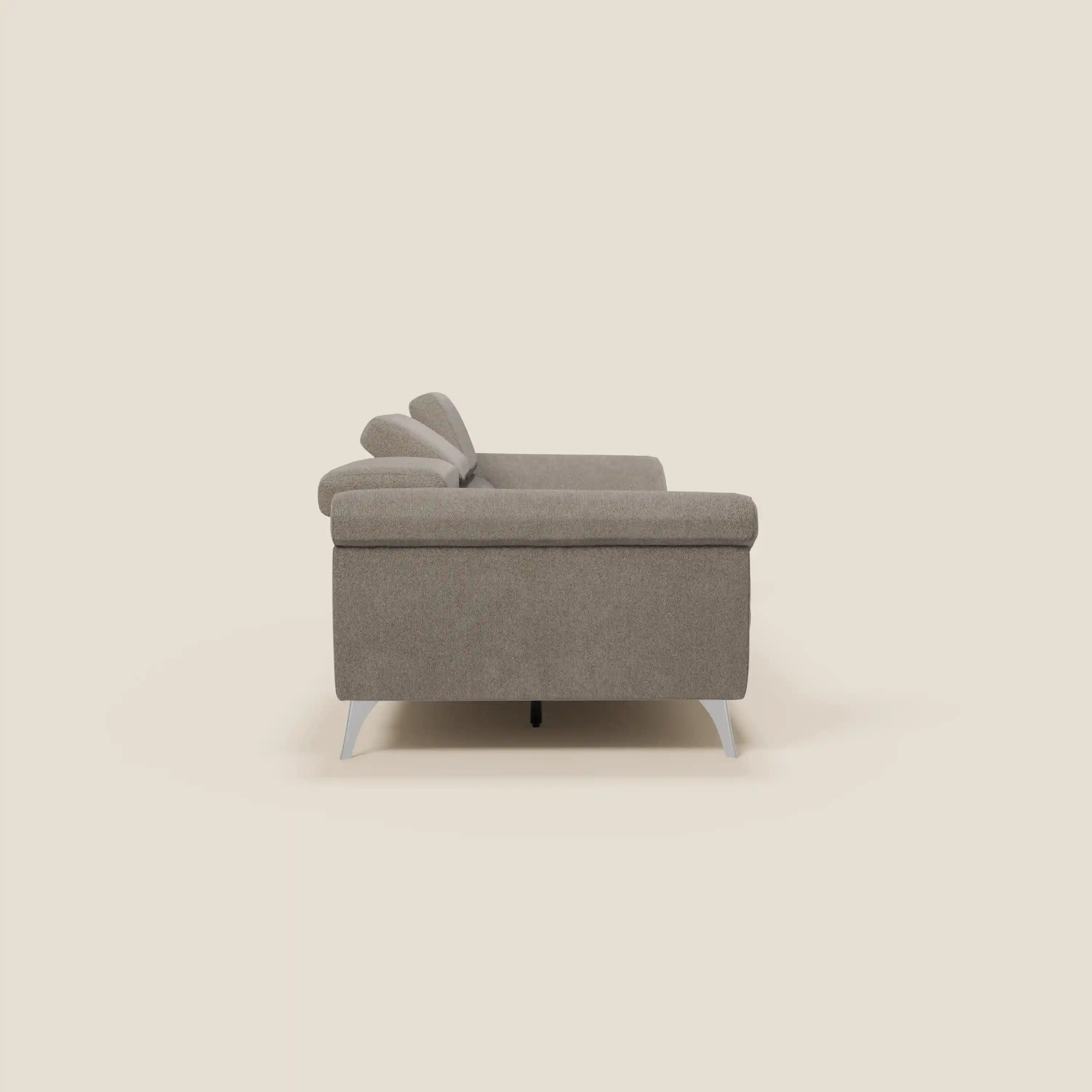 Vista laterale del divano Donatello con 3 sedute allungabili di Divani.Store in talpa T23, caratterizzato da cuscini in feltro, braccioli contenitore, poggiatesta reclinabili, eleganti gambe in metallo e un design moderno su sfondo beige.