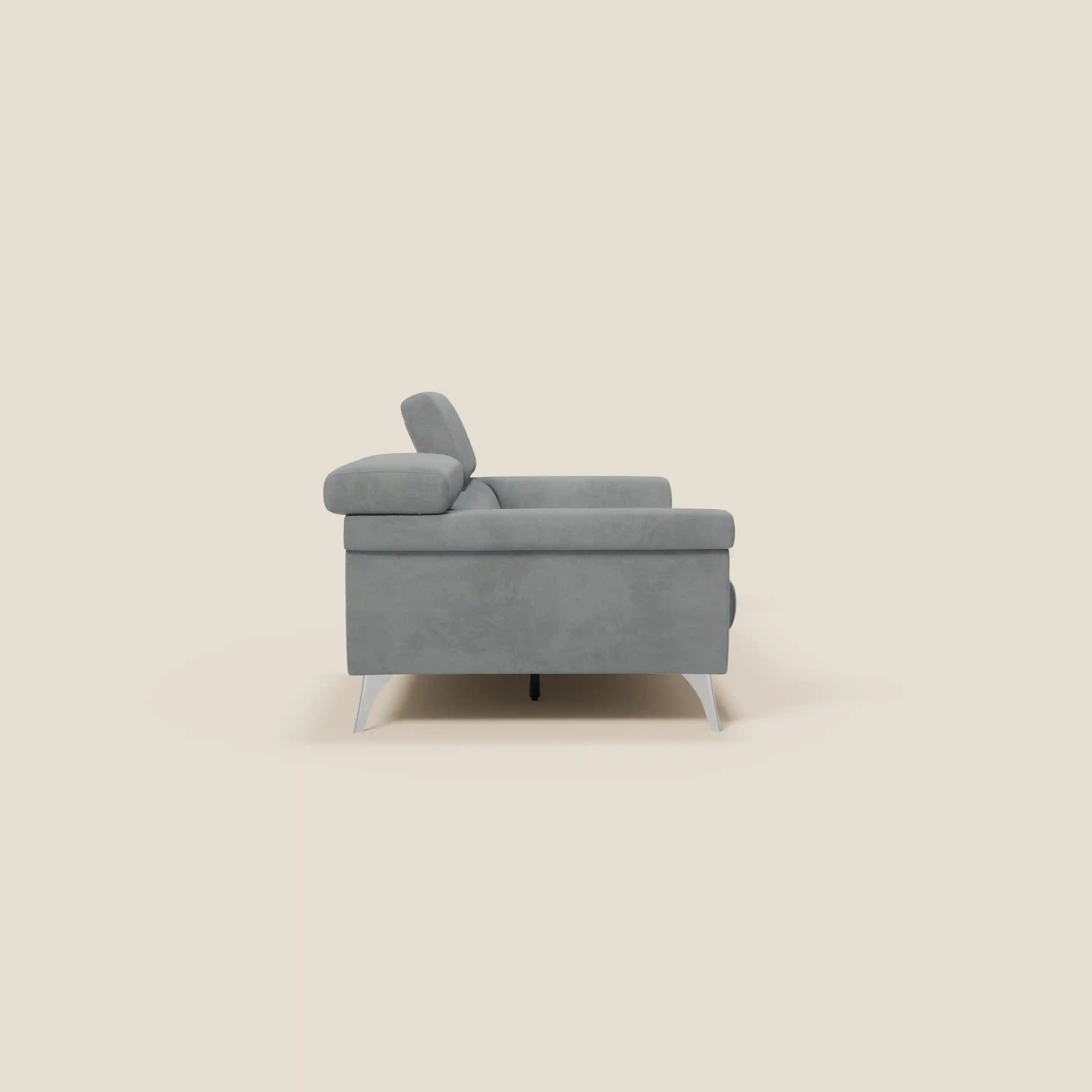 Il divano Raffaello di Divani.Store in T11 grigio è caratterizzato da sedute allungabili, poggiatesta reclinabili, ampi braccioli e gambe bianche angolate, mostrate lateralmente su uno sfondo beige semplice per un look contemporaneo.