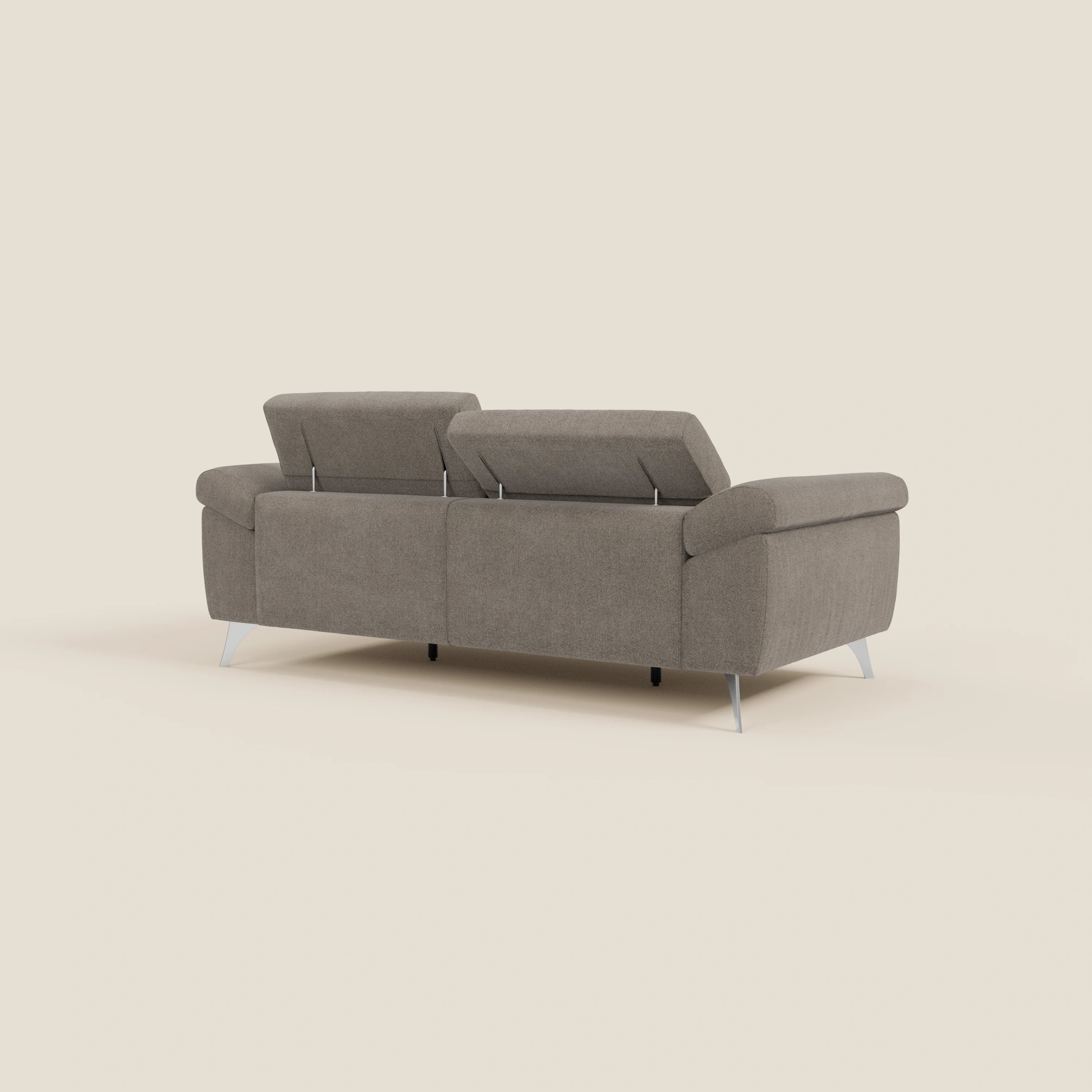 Il divano Donatello di Divani.Store, in tessuto smacchiabile T23 talpa, è caratterizzato da sedute allungabili, braccioli contenitore e poggiatesta reclinabili. Presentato su uno sfondo beige chiaro, unisce un comfort intelligente a un design elegante e contemporaneo.
