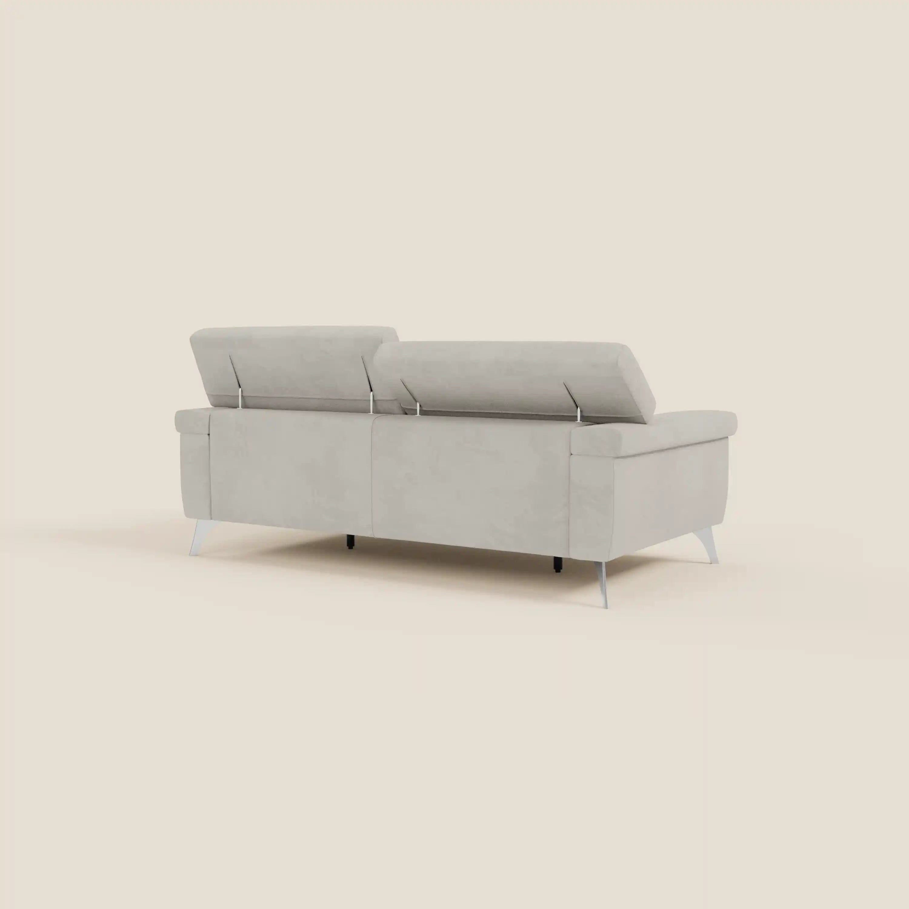 Il divano Raffaello di Divani.Store, presentato in microfibra antimacchia T11 panna, è caratterizzato da sedute allungabili, poggiatesta reclinabili, gambe angolate in metallo e un design minimalista dalle linee pulite su sfondo beige.