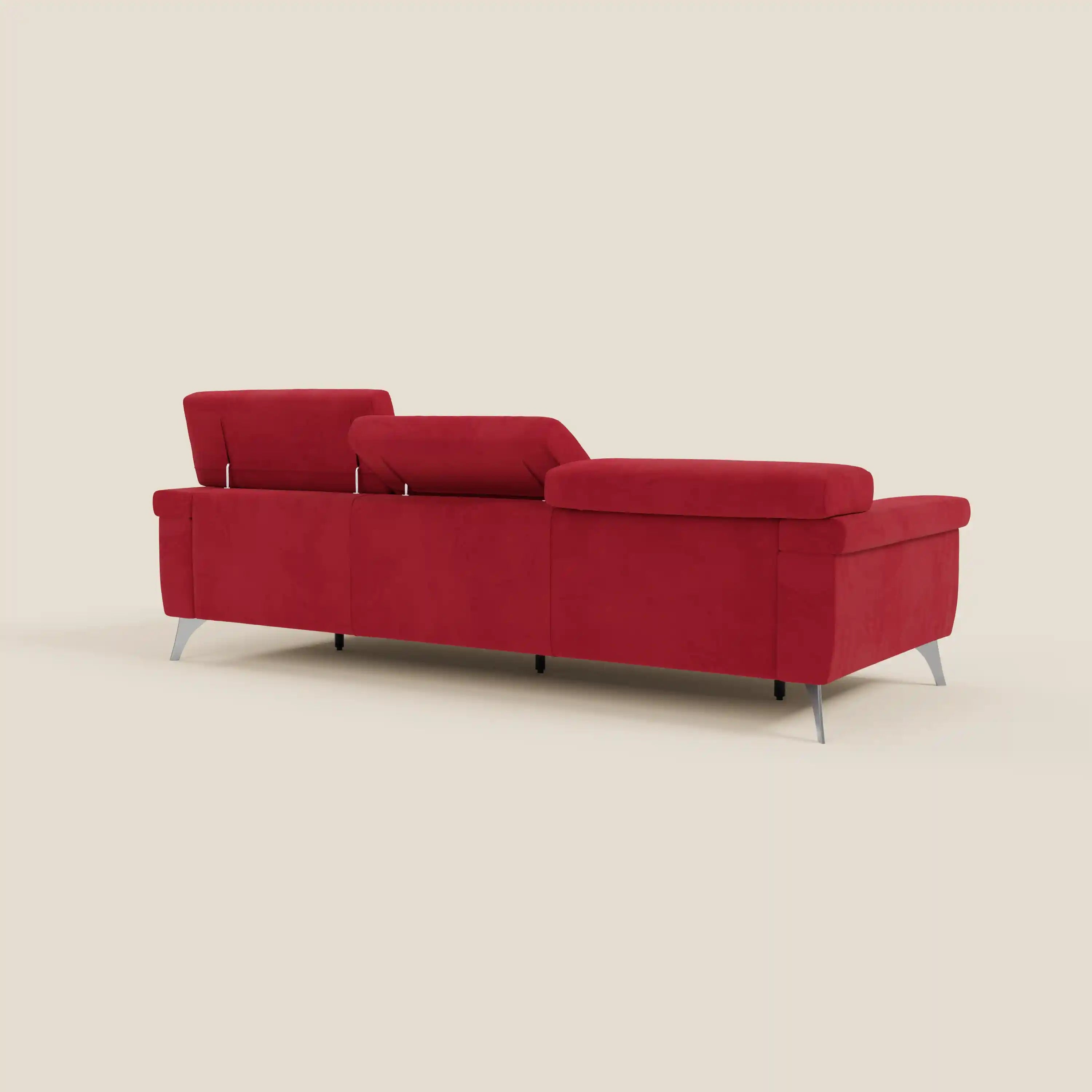 Il divano Raffaello di Divani.Store in microfibra antimacchia rosso T11 è caratterizzato da 3 sedute allungabili e poggiatesta reclinabili, con linee eleganti e gambe in metallo su sfondo beige: comfort e stile Made in Italy.