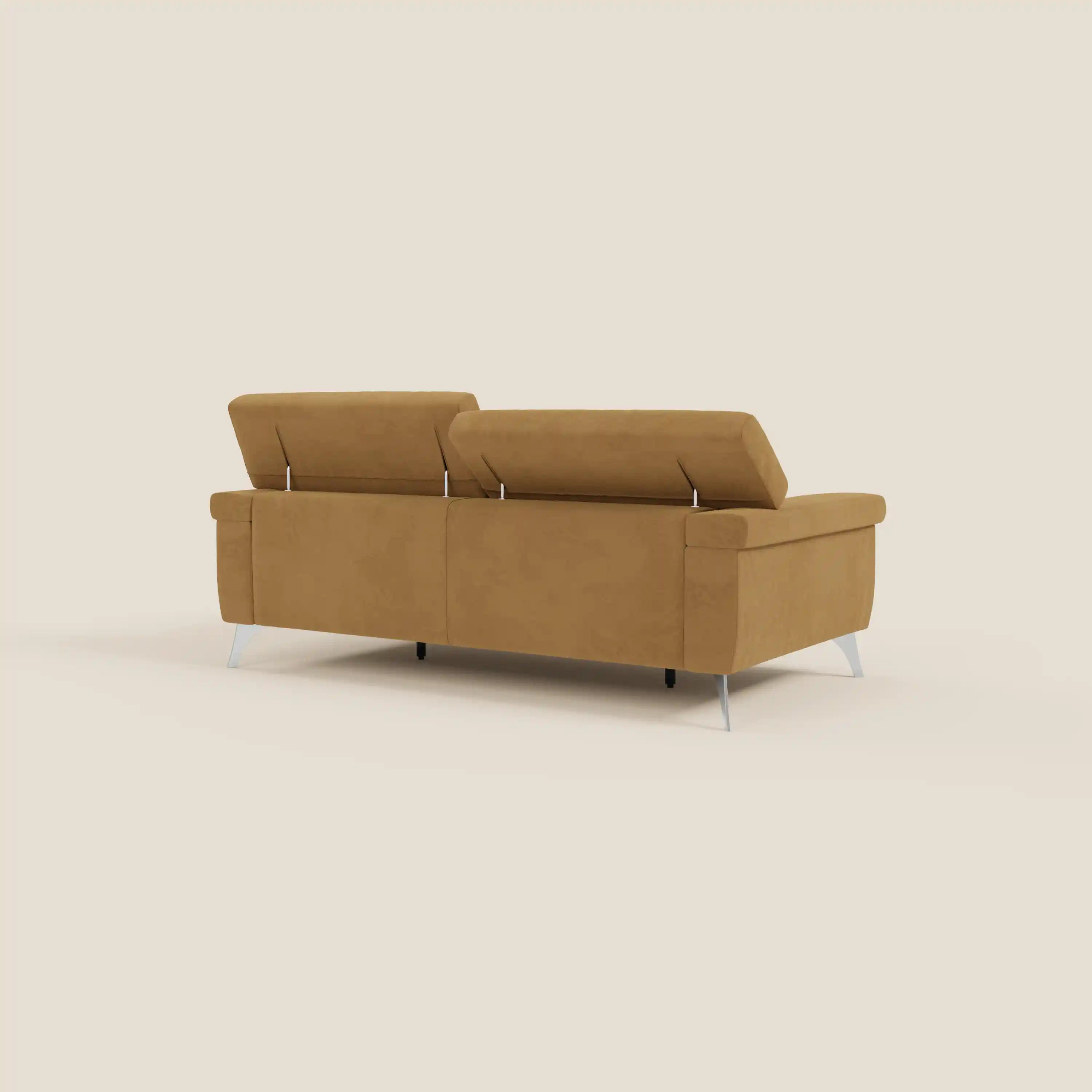 Il divano Raffaello di Divani.Store, visto dal retro, è caratterizzato da linee pulite, gambe sottili in argento, sedute allungabili e poggiatesta reclinabili in microfibra smacchiabile T11 cuoio, su uno sfondo beige chiaro per un look contemporaneo.