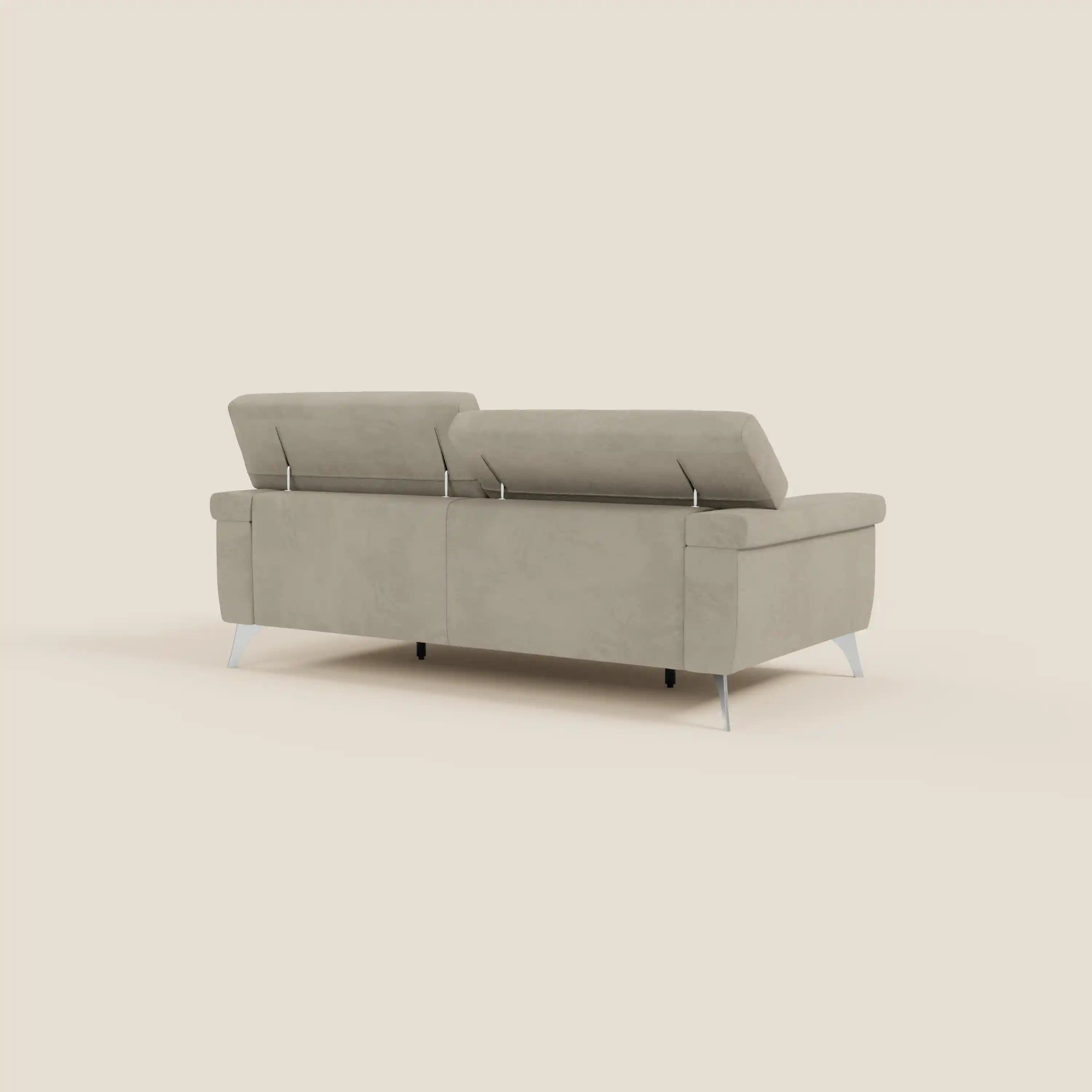 Il divano Raffaello con sedute allungabili e poggiatesta reclinabili in microfibra smacchiabile T11 tortora di Divani.Store è presentato dal retro, con linee pulite, gambe in metallo e un design minimalista e contemporaneo.