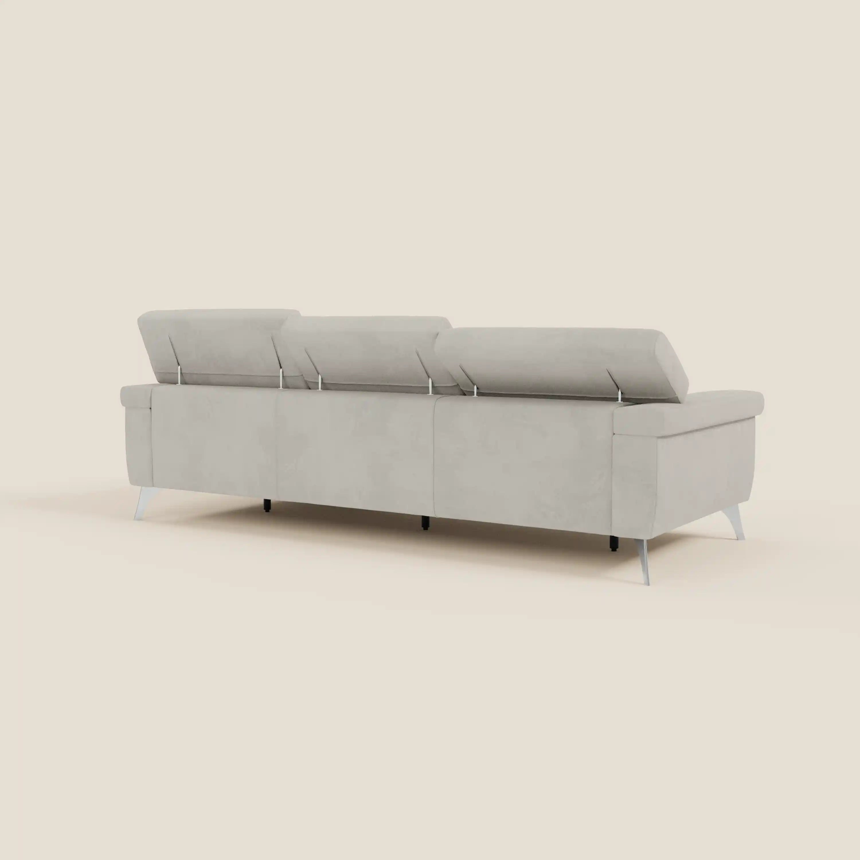 Il divano angolare Raffaello di Divani.Store, visto dal retro, è caratterizzato da sedute scorrevoli, poggiatesta regolabili, linee slanciate e gambe in metallo in microfibra smacchiabile T11 panna. Il fondo beige semplice enfatizza il suo design minimalista.
