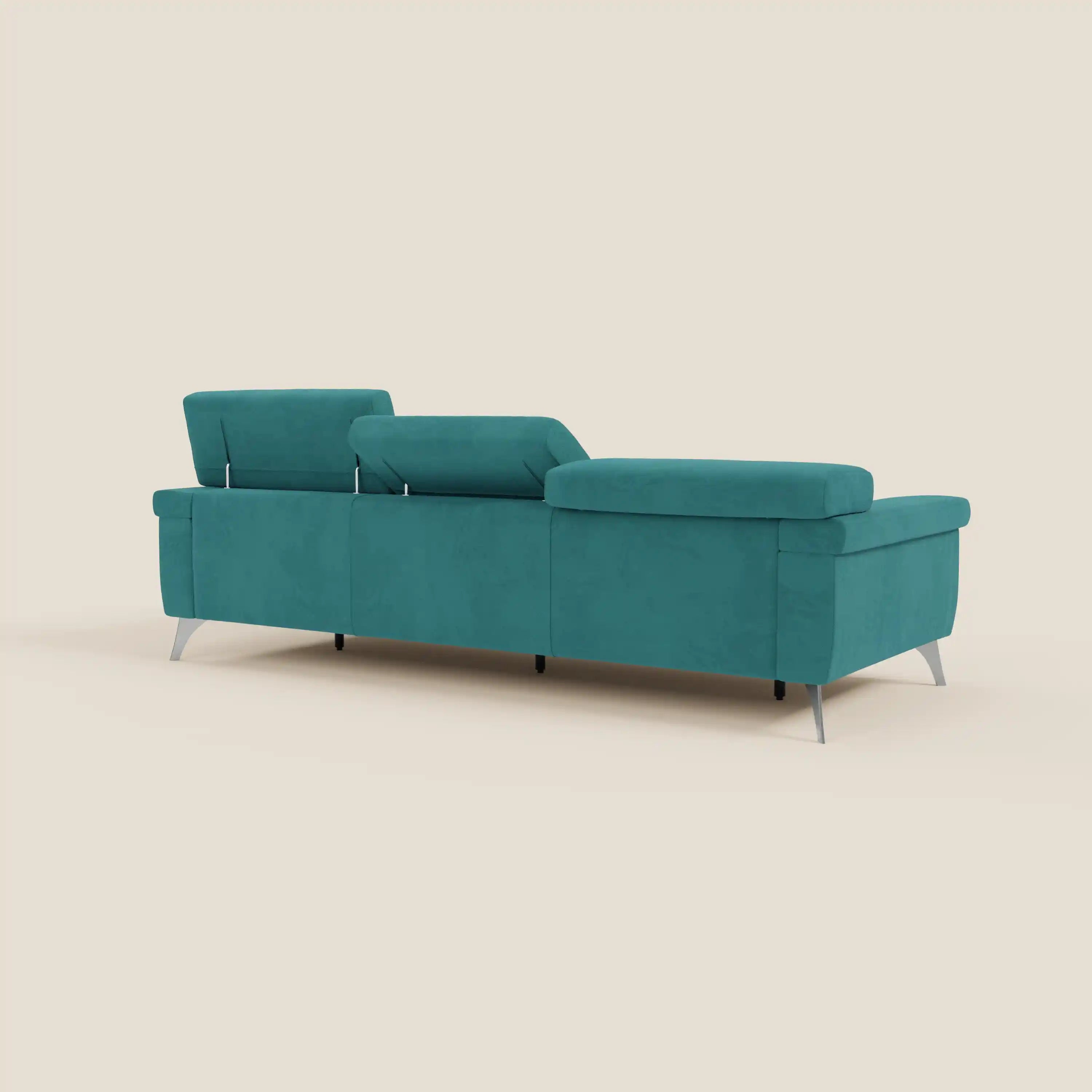 Divano contemporaneo Raffaello di Divani.Store in smacchiabile microfibra di petrolio T11, con 3 sedute allungabili e poggiatesta reclinabili, gambe in metallo e comfort di tipo felpato, presentato dal retro su sfondo beige.