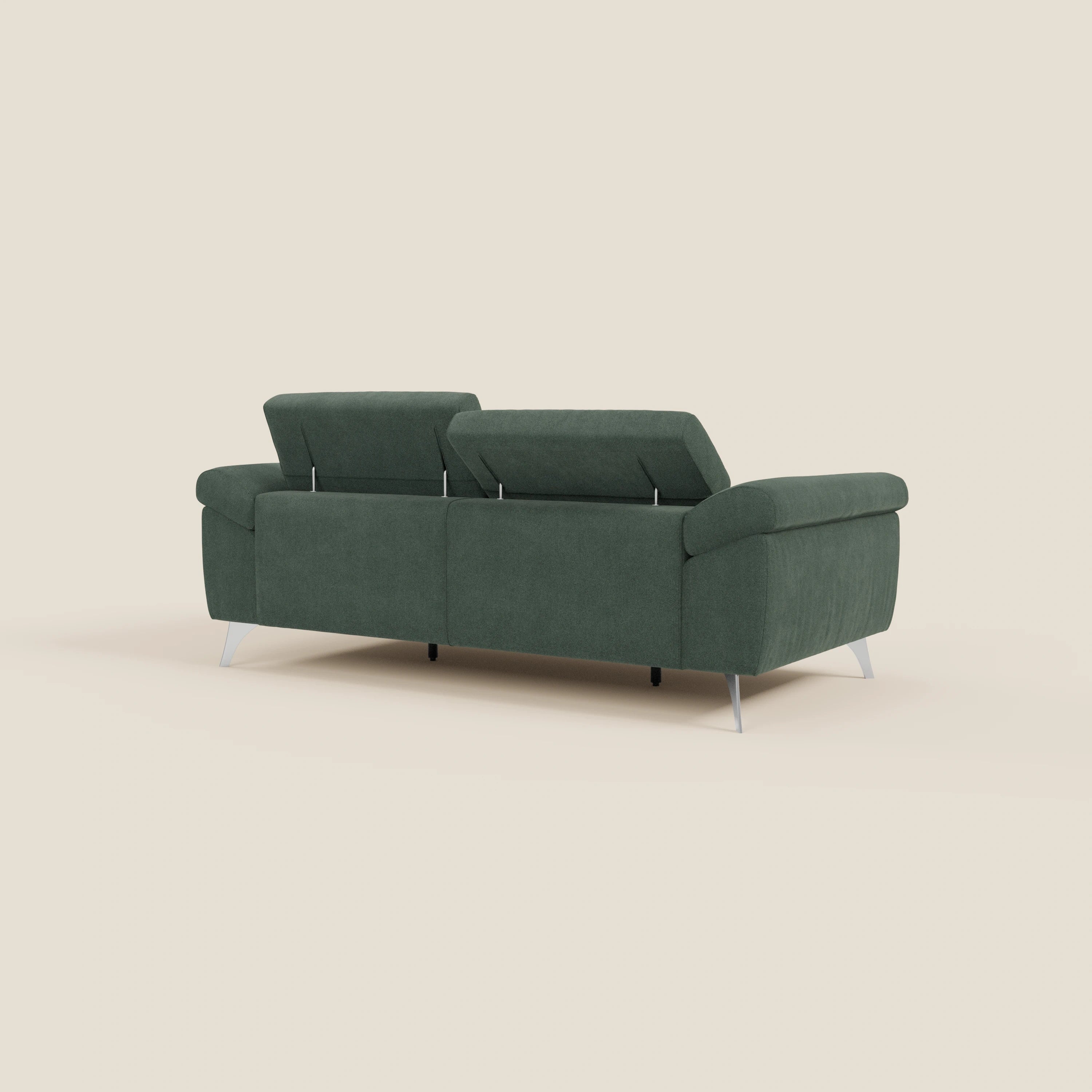 Il divano Donatello di Divani.Store in tessuto verde smacchiabile T23 è caratterizzato da sedute allungabili, braccioli contenitori e poggiatesta reclinabili. Visto da dietro, vanta linee moderne e gambe eleganti in metallo su sfondo beige.