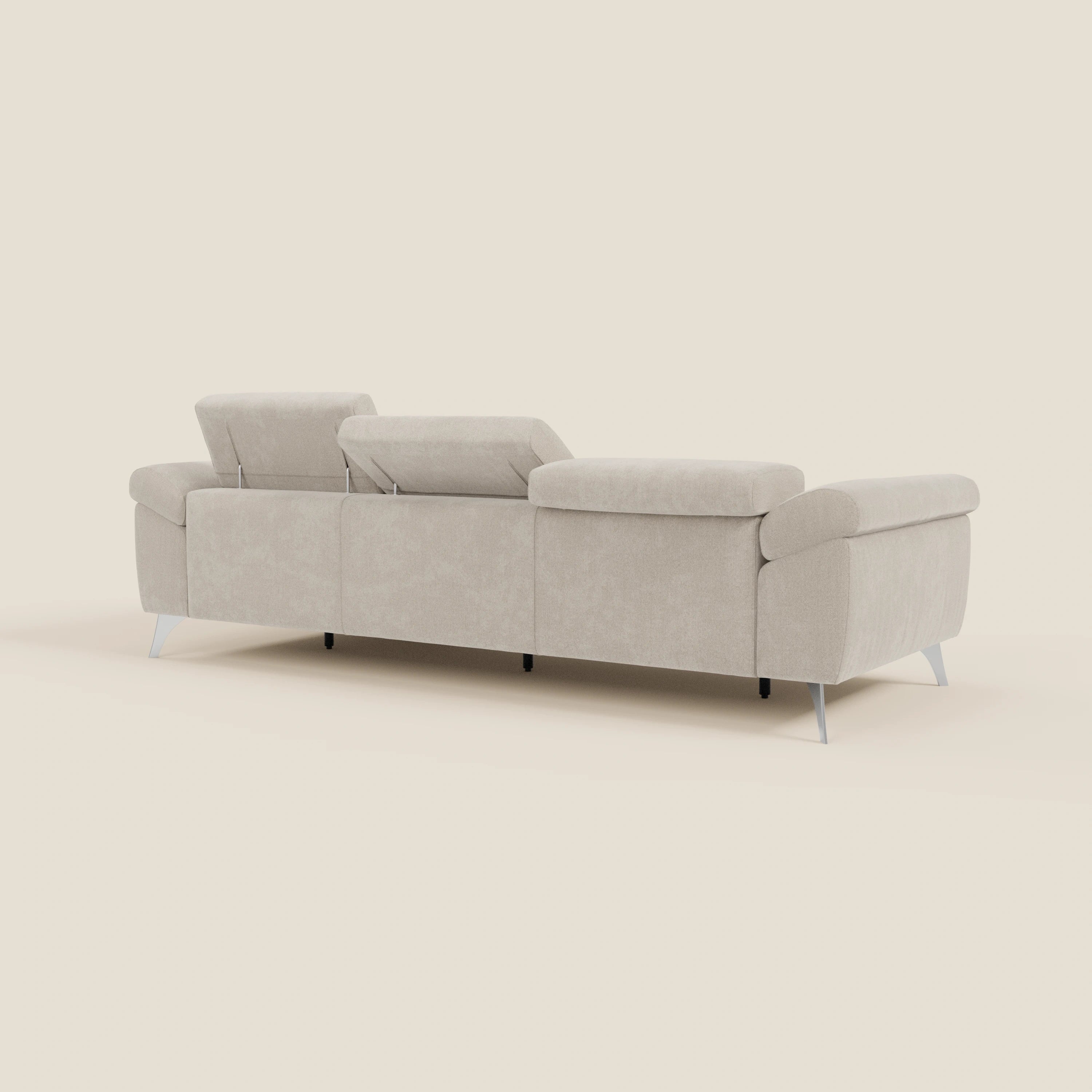 Donatello di Divani.Store è un divano angolare moderno in morbido tessuto T23 panna antimacchia, con sedute scorrevoli, braccioli contenitori e poggiatesta regolabili. L'immagine mostra il design elegante dello schienale su uno sfondo semplice.
