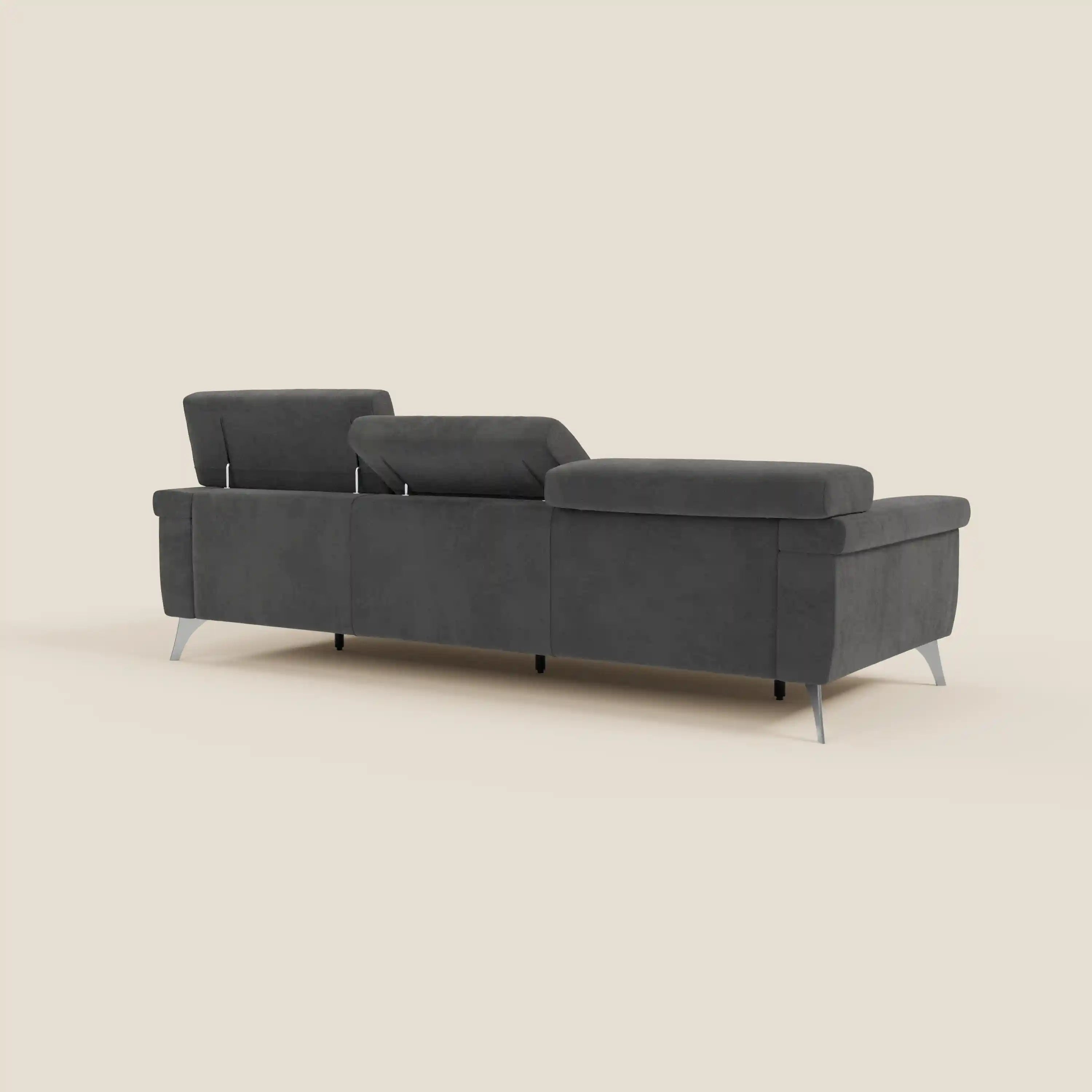 Un moderno divano Raffaello di Divani.Store con 3 sedute allungabili e poggiatesta reclinabili in microfibra nera T11, facile da pulire, è mostrato dal retro, con la sua silhouette squadrata e le gambe a manicotto su uno sfondo beige.