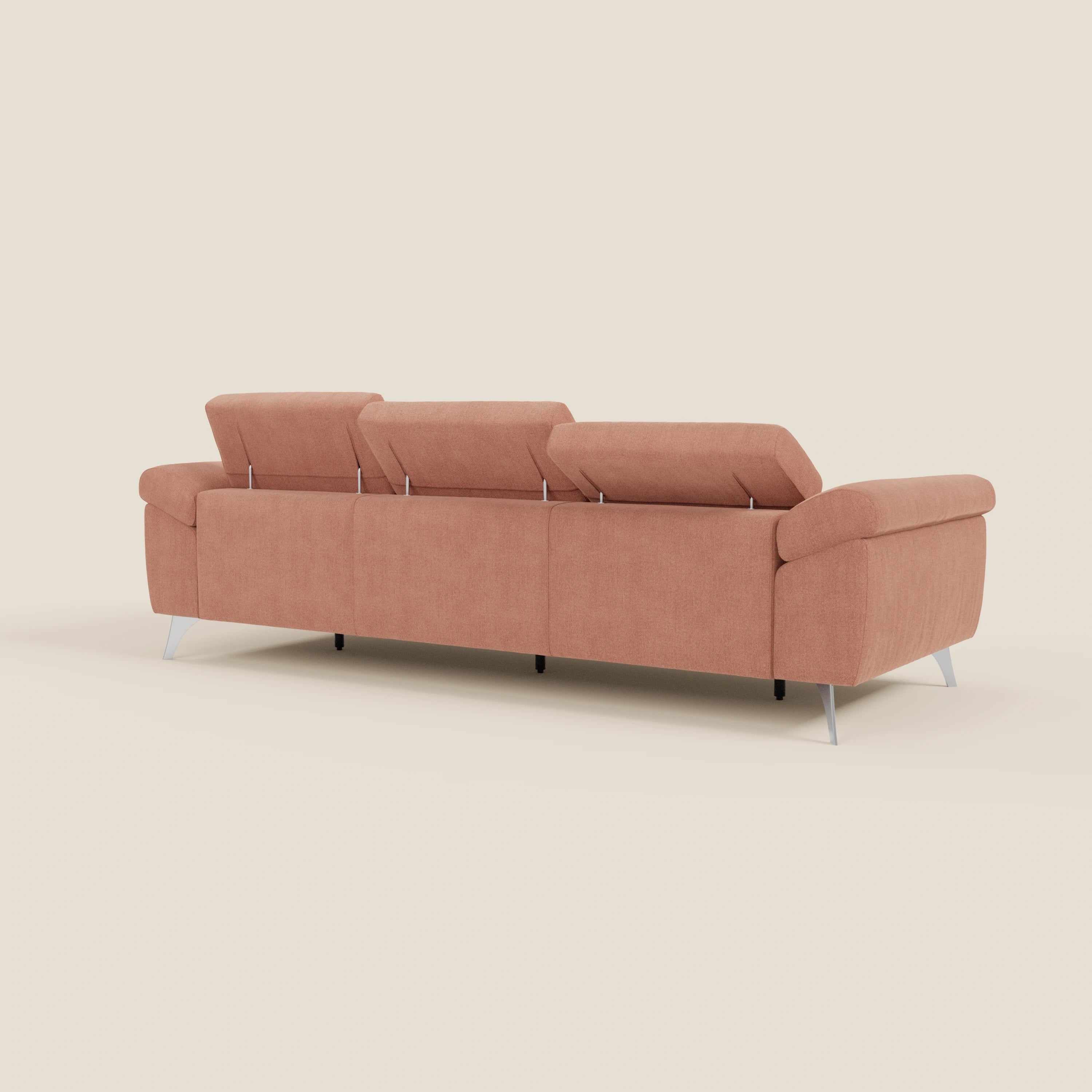 Il divano Donatello di Divani.Store è caratterizzato da 3 sedute allungabili, braccioli contenitore, poggiatesta reclinabili e smacchiabile in tessuto T23 pesca, offrendo un comfort contemporaneo in un design minimalista con una moderna finitura marrone chiaro.