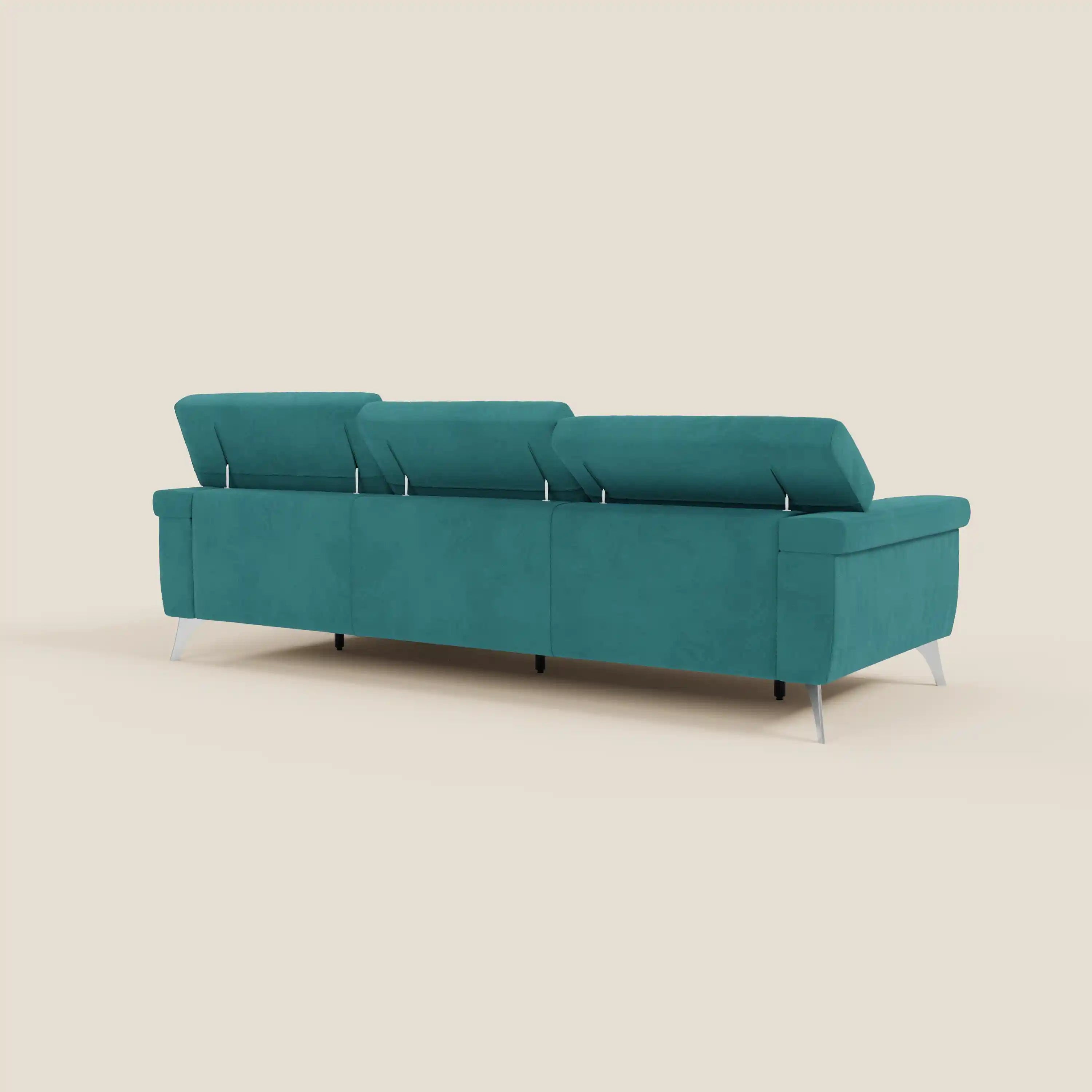 Raffaello di Divani.Store è un moderno divano angolare verde acqua con tre poggiatesta regolabili, sedute scorrevoli e rivestimento in microfibra T11 petrolio facile da pulire, con eleganti gambe in metallo per un look elegante.
