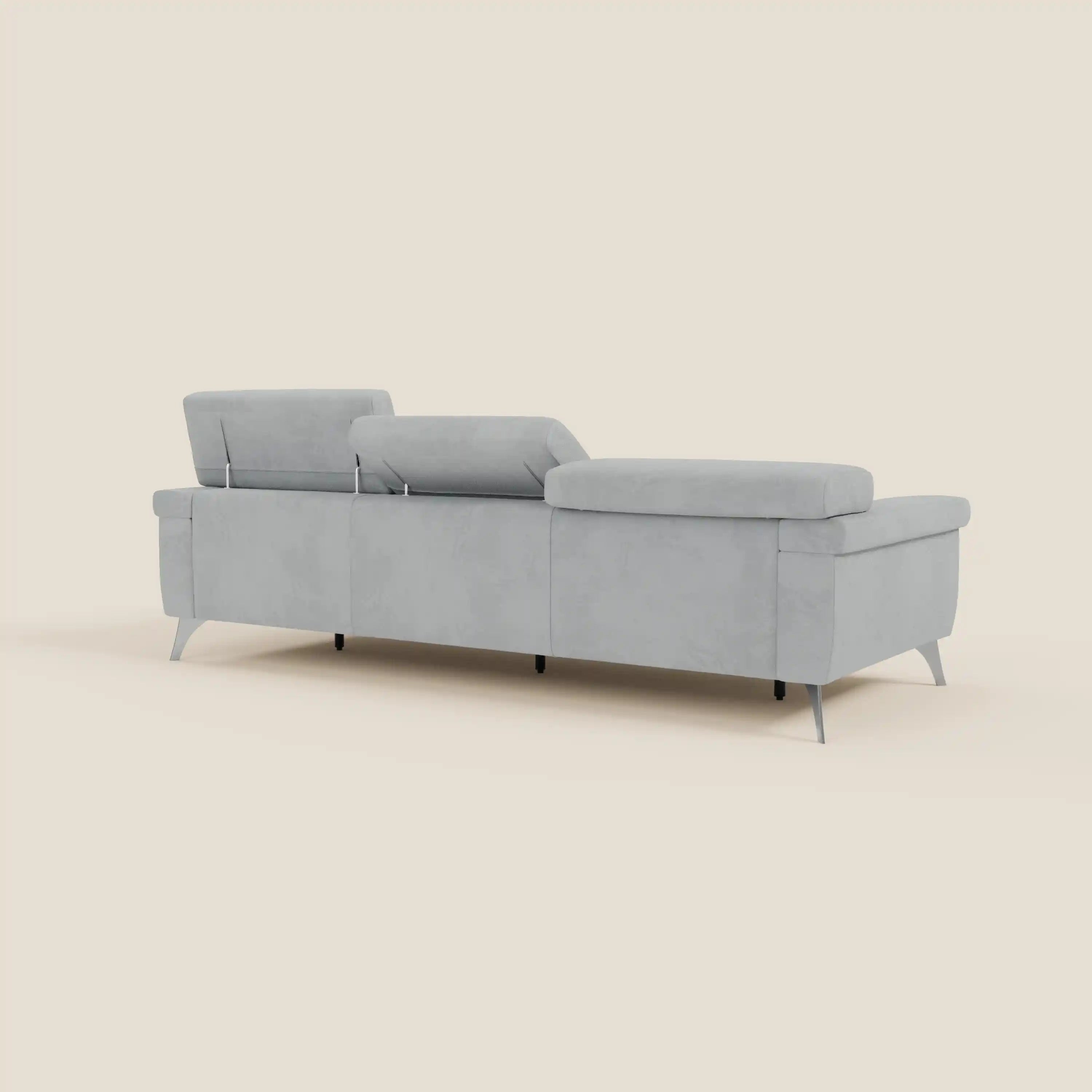 Il divano Raffaello con 3 sedute allungabili e poggiatesta reclinabili in microfibra smacchiabile T11 grigio chiaro di Divani.Store è presentato dal retro, con linee pulite e gambe in metallo angolate su uno sfondo beige semplice.