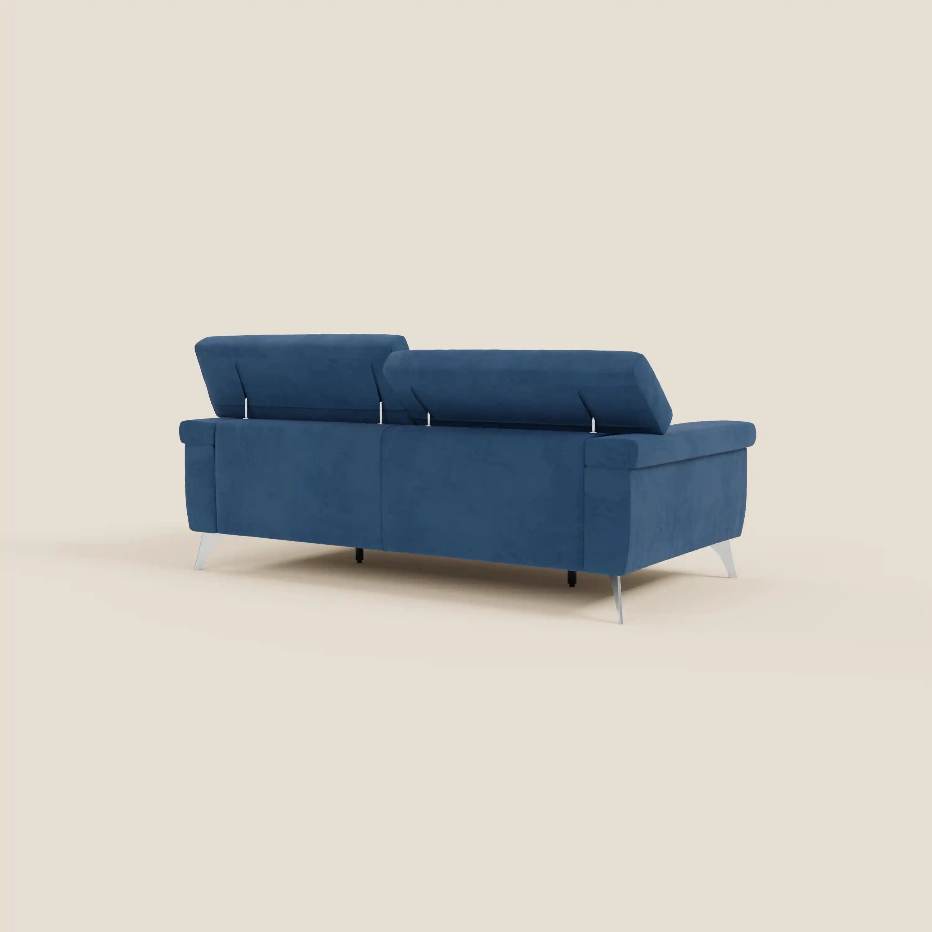 Il divano Raffaello con sedute allungabili e poggiatesta reclinabili in microfibra smacchiabile T11 blu di Divani.Store è caratterizzato da linee pulite, gambe sottili in metallo e comfort flessibile in uno stile minimalista su uno sfondo beige chiaro.