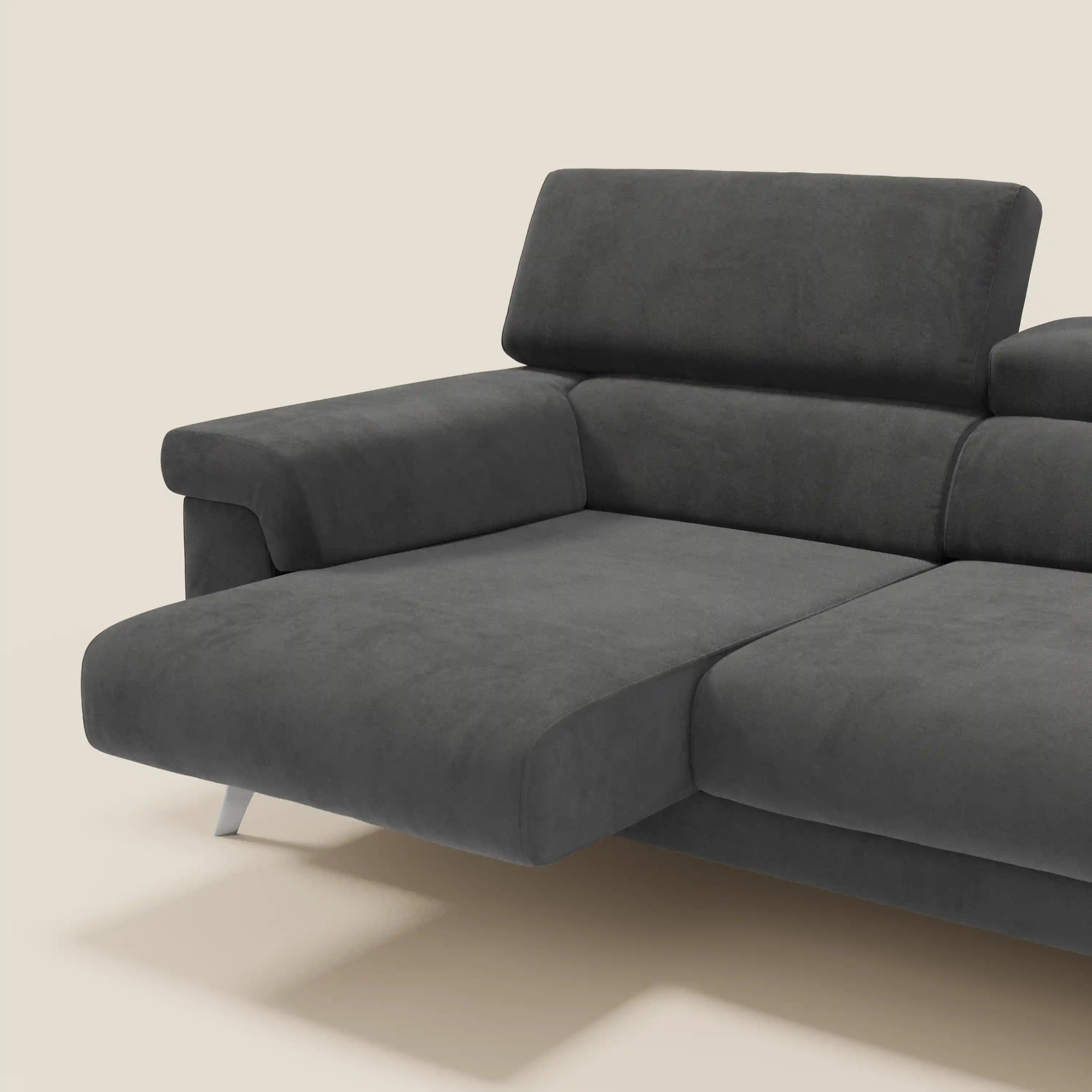 Il divano Raffaello di Divani.Store è caratterizzato da 3 sedute allungabili, poggiatesta reclinabili e rivestimento in microfibra smacchiabile T11 nero per il massimo comfort. Il design moderno e le linee eleganti completano questo divano contemporaneo.