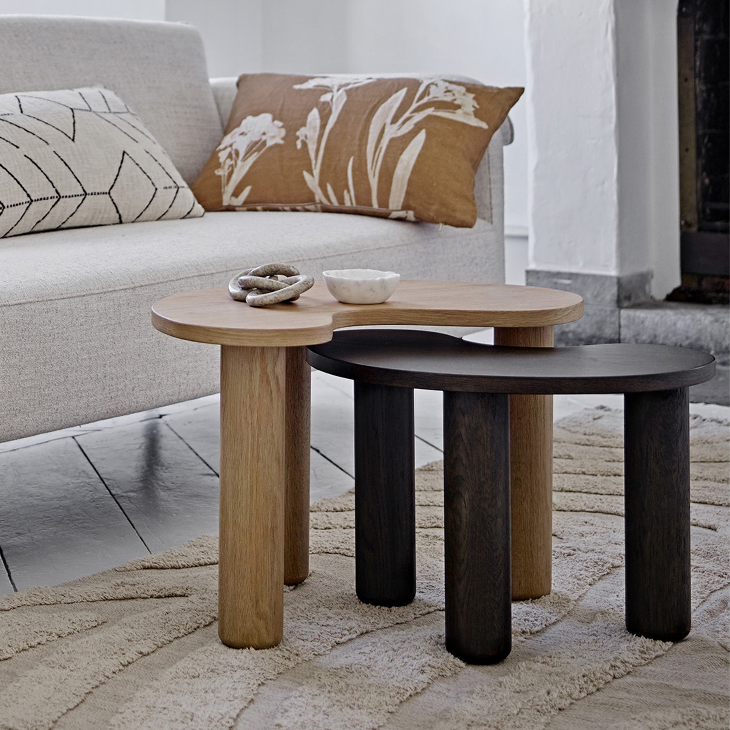 Luppa tavolino in legno scuro di caucciù dalla forma organica - divani.store