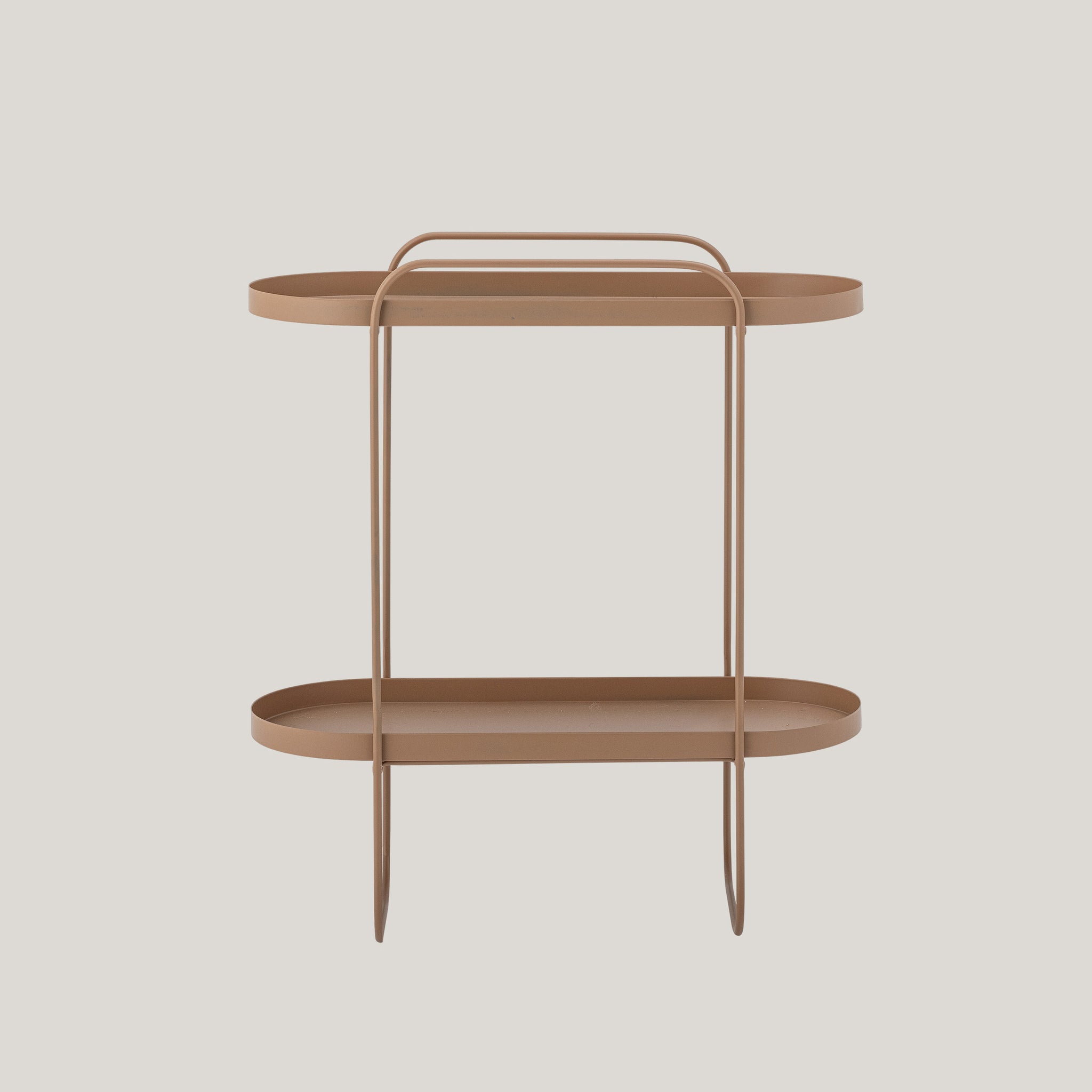 Il tavolino da appoggio Divani.Store Reet presenta un design ovale minimalista a due livelli in metallo marrone, che ricorda un tavolino con angoli arrotondati. Ha sottili aste di supporto, una maniglia superiore e ripiani aperti con bordi rialzati su uno sfondo chiaro.