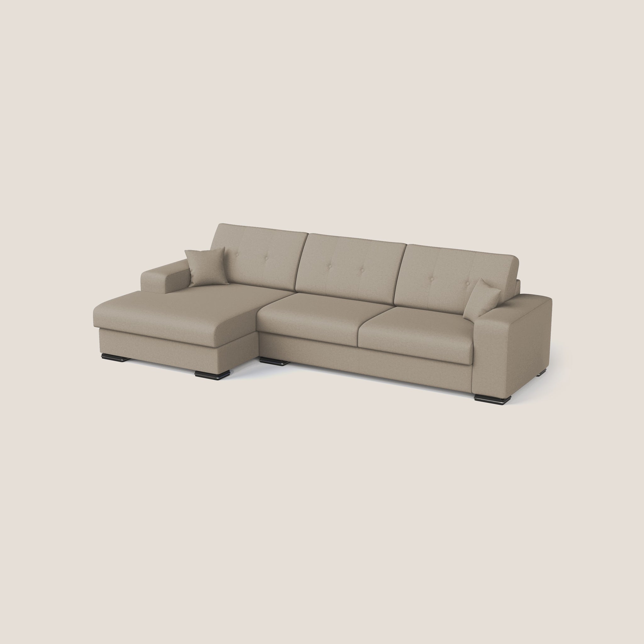 Un GIOVE Divano angolare Sinistro in beige, che misura 293 cm e progettato per cinque posti, è posizionato su uno sfondo semplice e chiaro. Questo divano componibile di Homit | Italian Home Interiors presenta tre cuscini di seduta, cuscini di schienale con bottoni e due cuscini coordinati. Presenta un'estetica minimalista con braccioli rettangolari e gambe nere, ed è realizzato in tessuto impermeabile (T02).