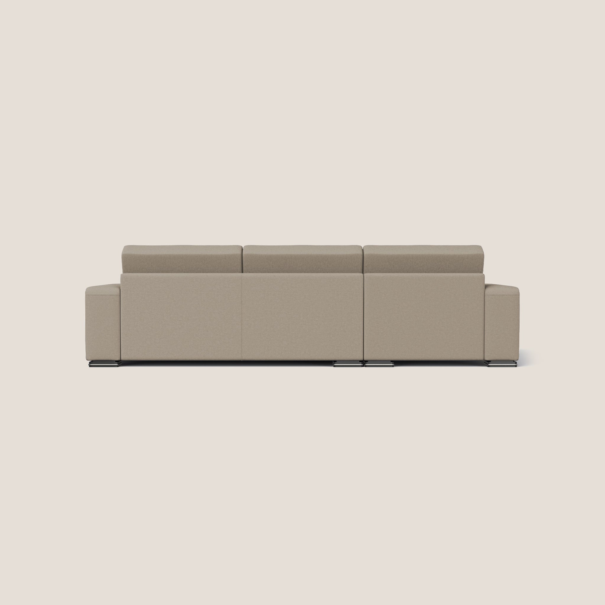 Un "GIOVE Divano angolare Sinistro 293 cm 5 posti" beige di Homit | Italian Home Interiors, presenta tre sezioni unite con braccioli squadrati, visti dal retro. Il suo design minimalista presenta linee pulite e poggia su piccole gambe di colore scuro. Realizzato in tessuto impermeabile, unisce stile e praticità su uno sfondo bianco sporco.